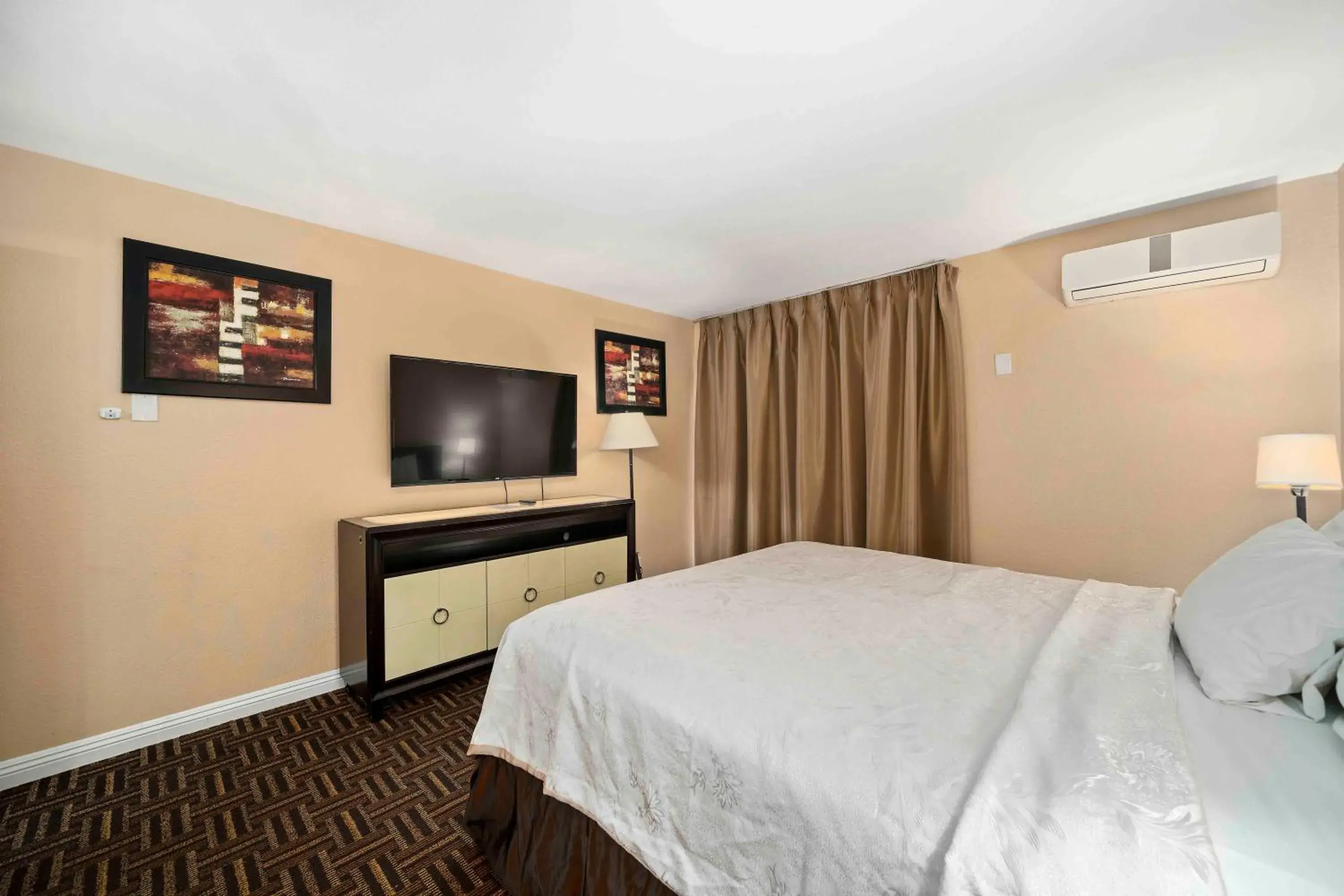 Bed in The Lemon Tree Hotel Bed in The Lemon Tree Hotel