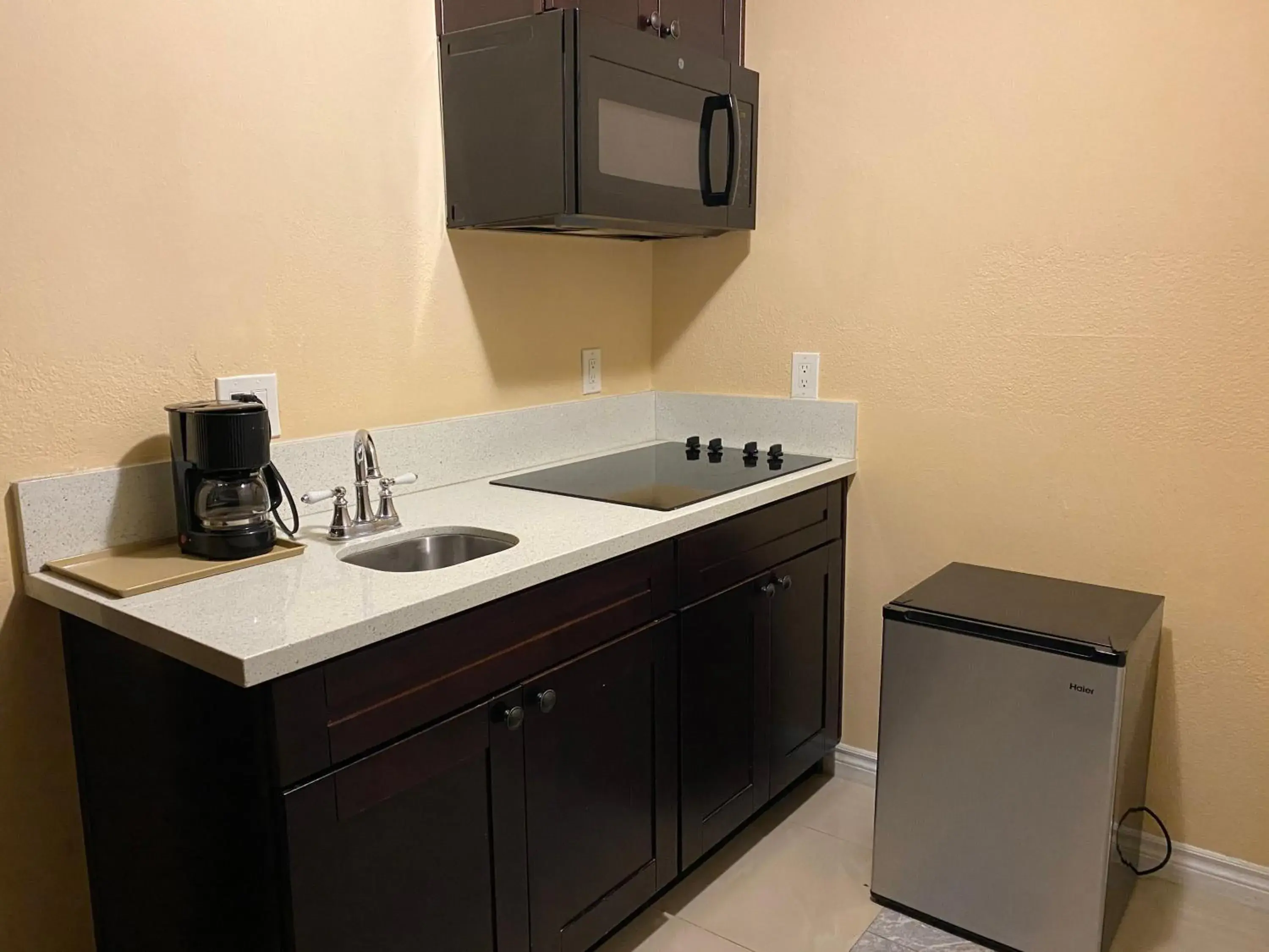 King Accessible Room with Kitchenette - single occupancy in The Lemon Tree Hotel King Accessible Room with Kitchenette - single occupancy in The Lemon Tree Hotel