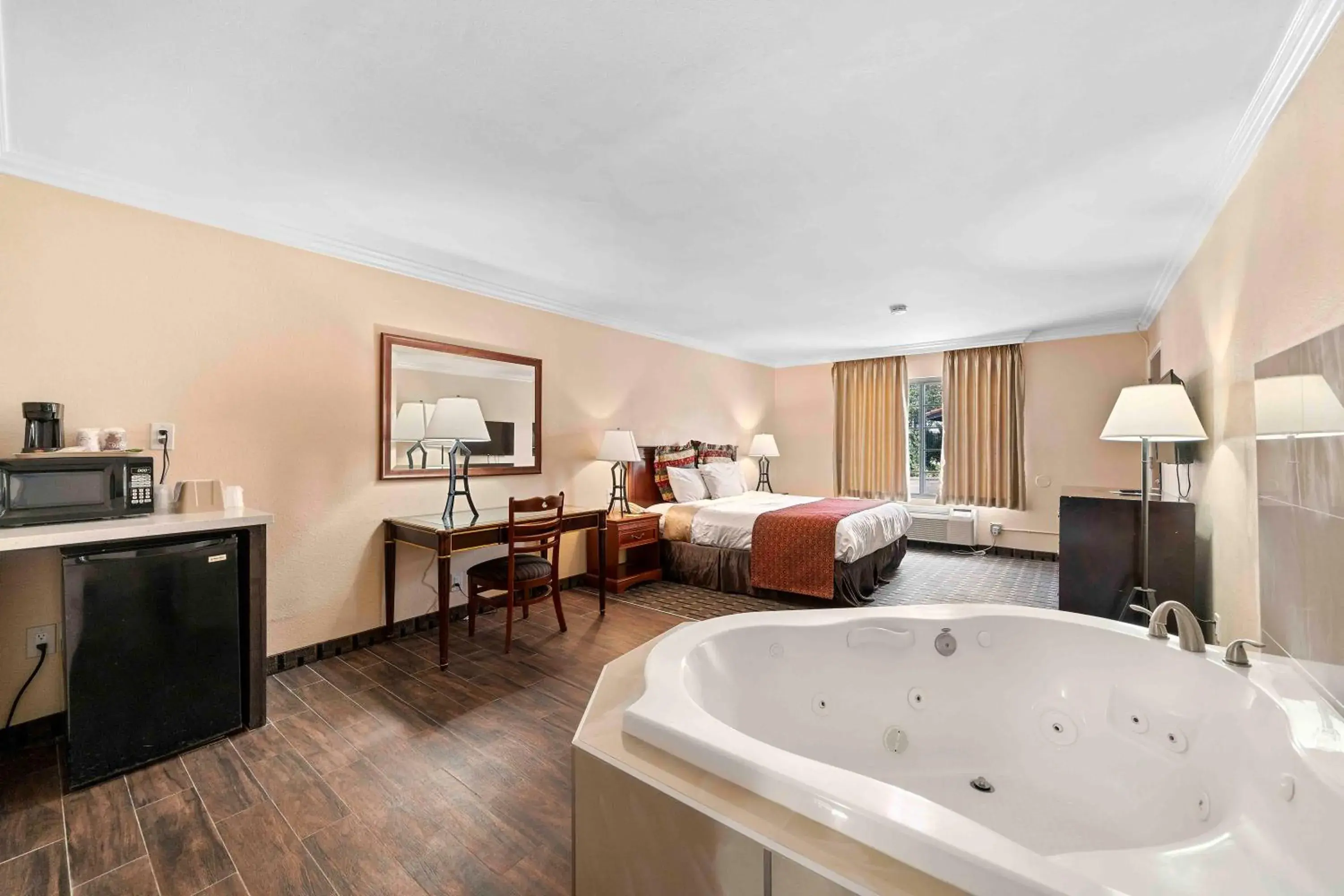 Hot Tub, Bed in The Lemon Tree Hotel Hot Tub, Bed in The Lemon Tree Hotel