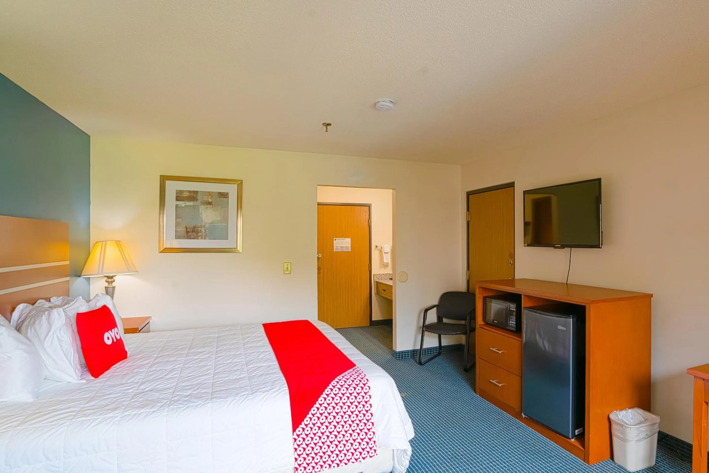 Bedroom, Bed in OYO Hotel Redwood Falls near Jackpot Casino