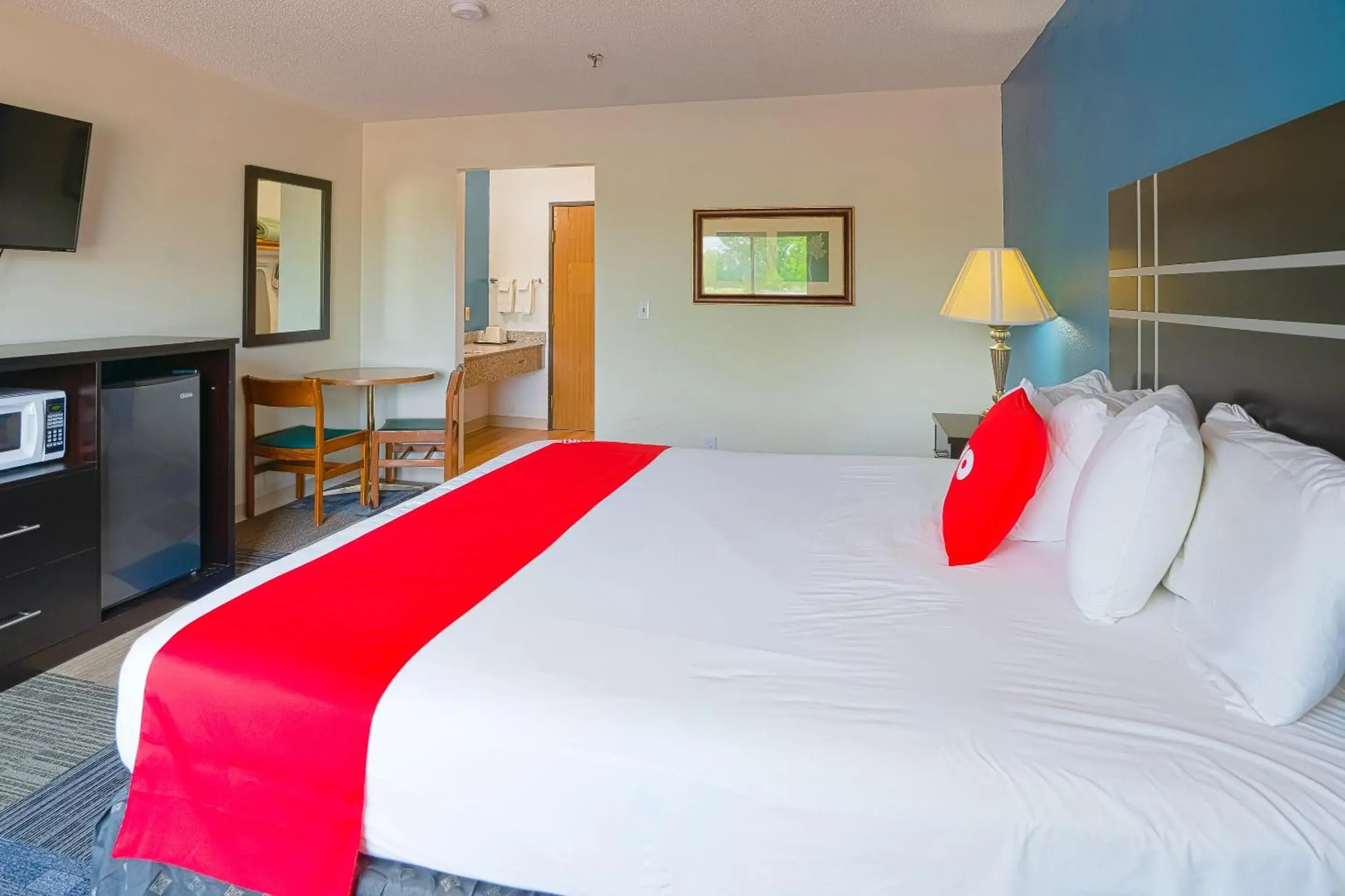 Bedroom, Bed in OYO Hotel Redwood Falls near Jackpot Casino Bedroom, Bed in OYO Hotel Redwood Falls near Jackpot Casino