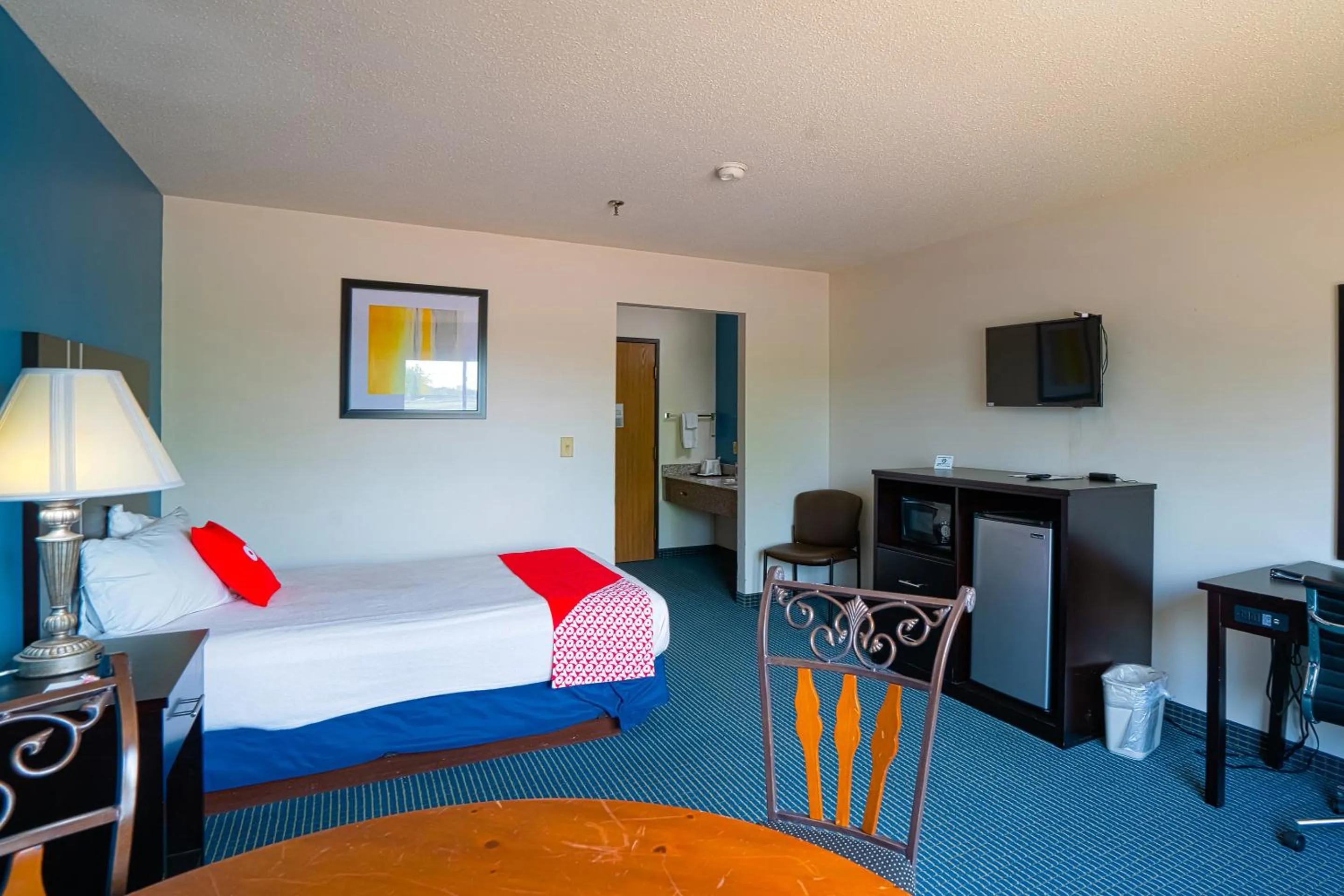 Bedroom, Bed in OYO Hotel Redwood Falls near Jackpot Casino