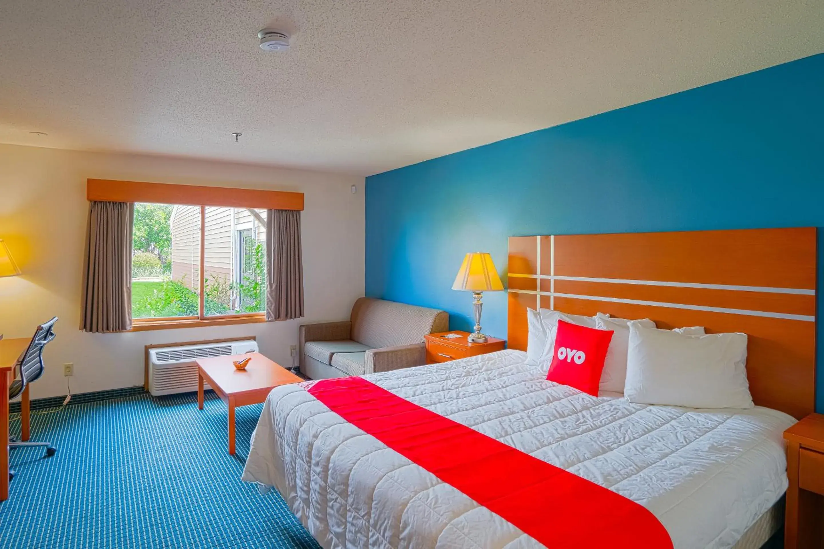 Premium King Bed with Pull Out in OYO Hotel Redwood Falls near Jackpot Casino Premium King Bed with Pull Out in OYO Hotel Redwood Falls near Jackpot Casino