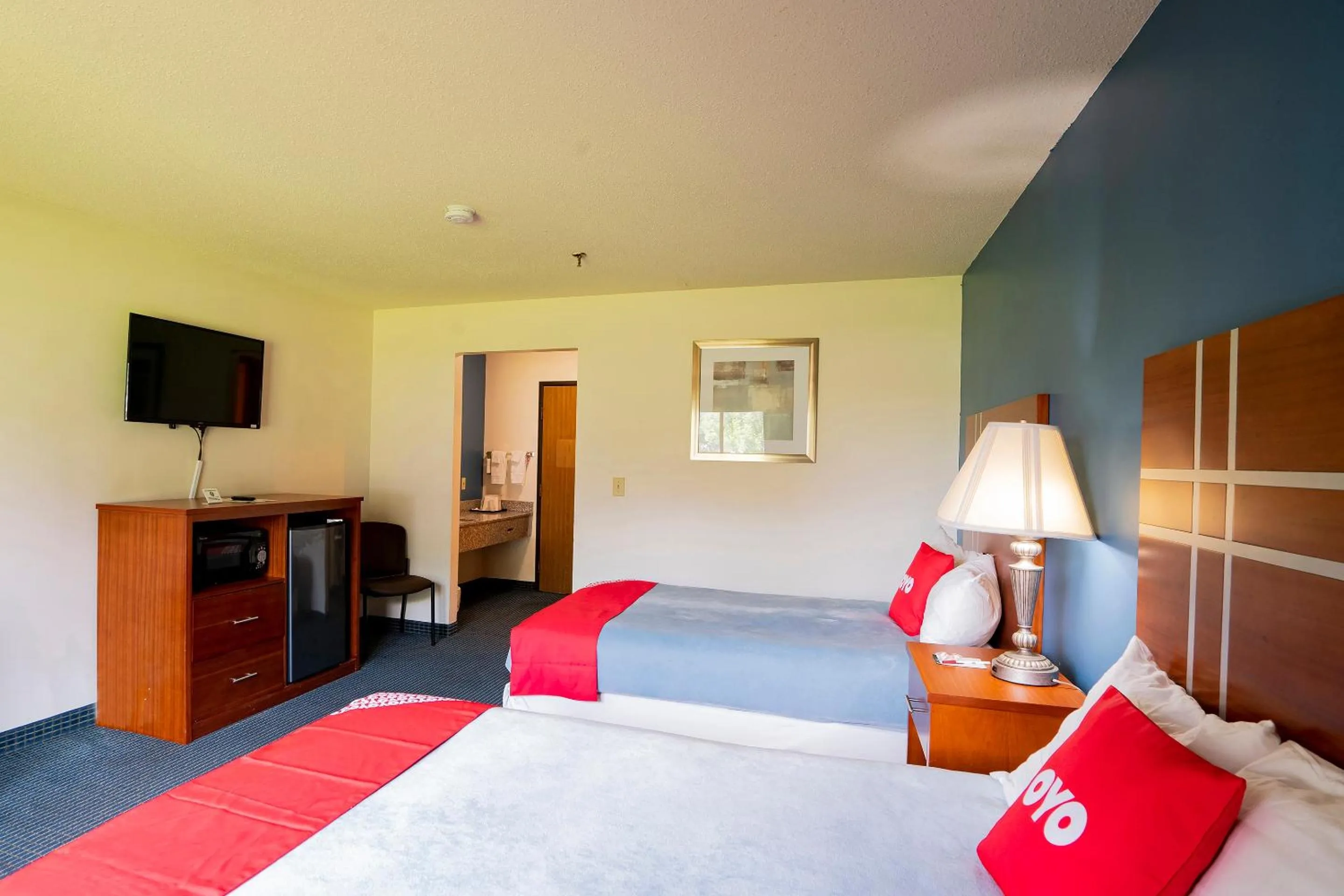 Bedroom, Bed in OYO Hotel Redwood Falls near Jackpot Casino