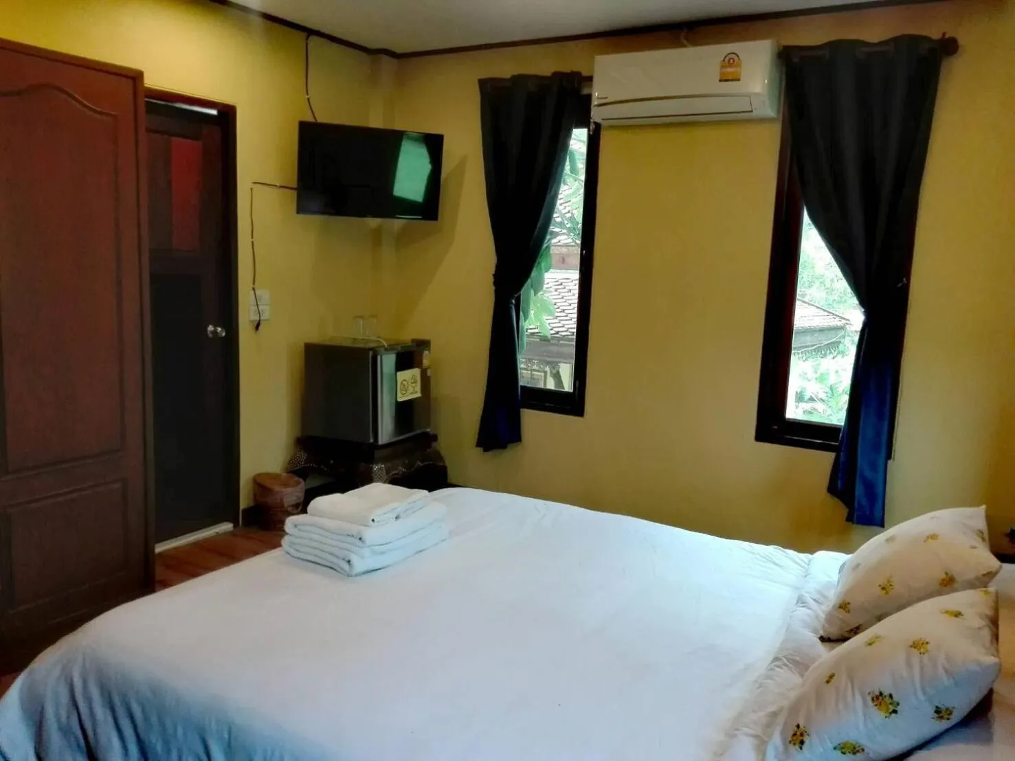 Photo of the whole room, Bed in Luang Chumni Village