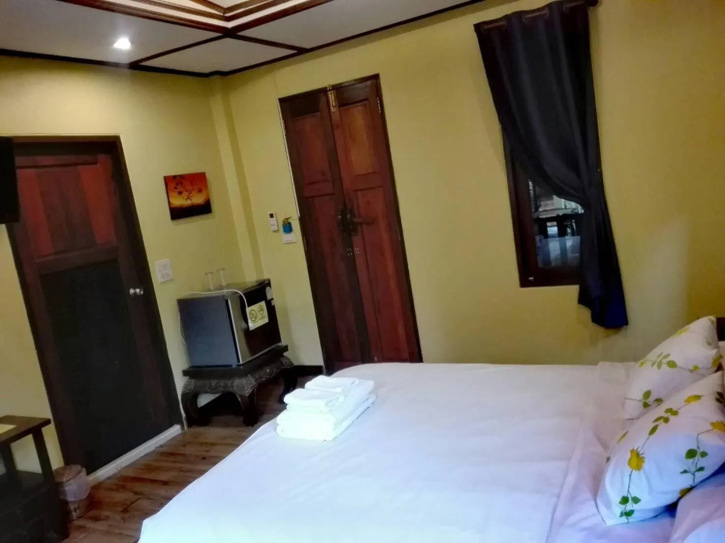 Photo of the whole room, Bed in Luang Chumni Village