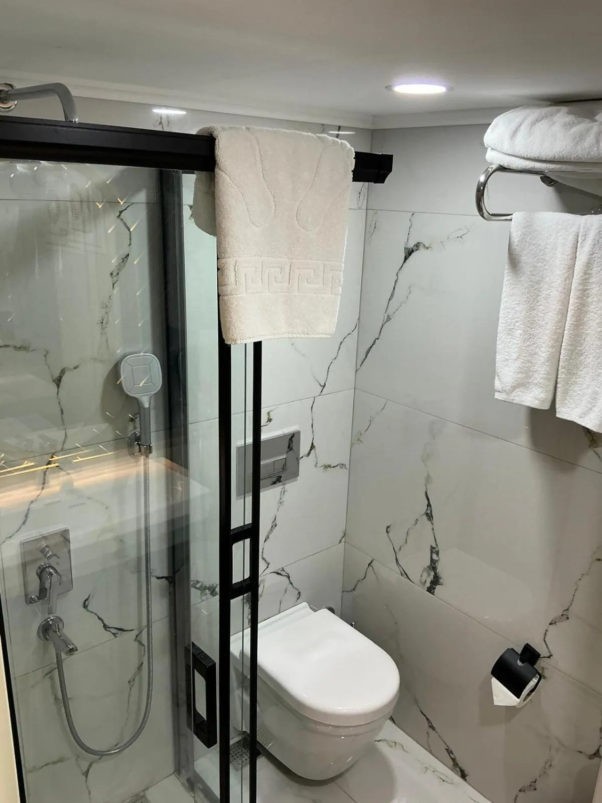 Bathroom in New Florenta Hotel