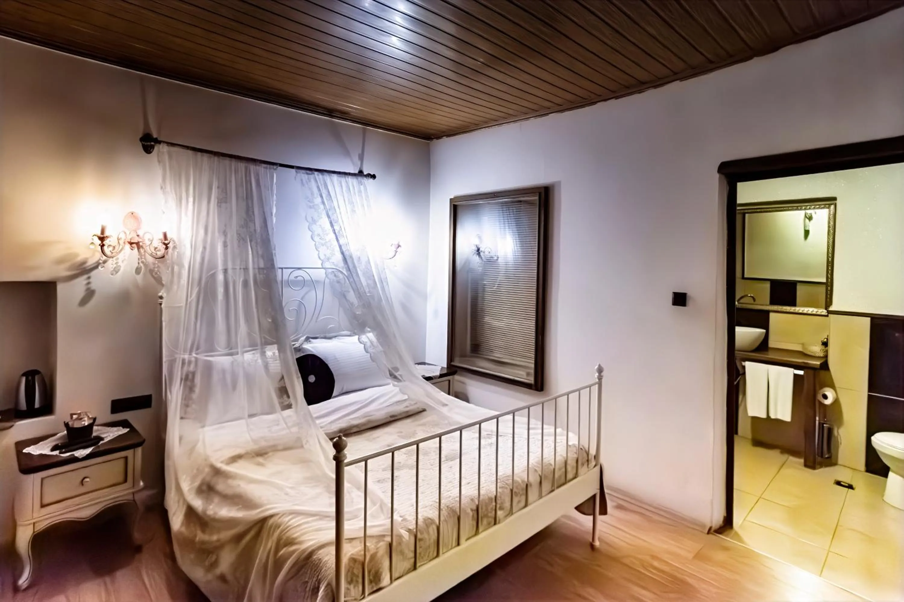 Photo of the whole room, Bed in Sakli Konak Cappadocia Hotel&Restaurant