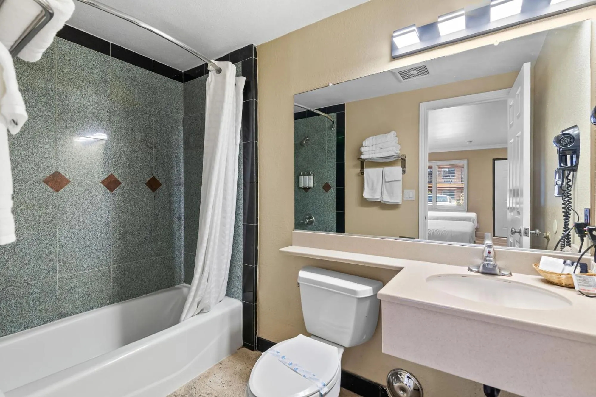 Bathroom in Santa Clarita Motel - Near six Flags Magic Mountain - Valencia