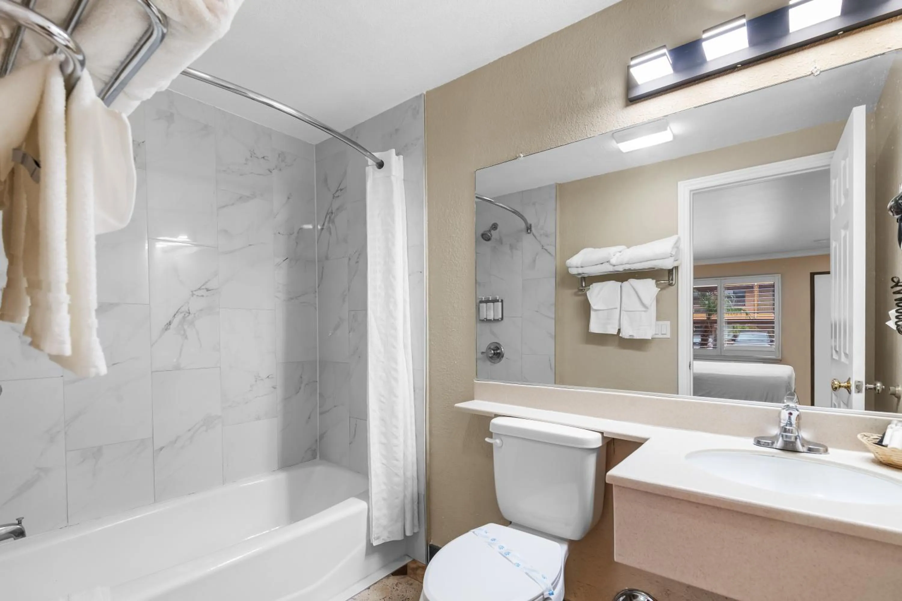 Shower in Santa Clarita Motel - Near six Flags Magic Mountain - Valencia