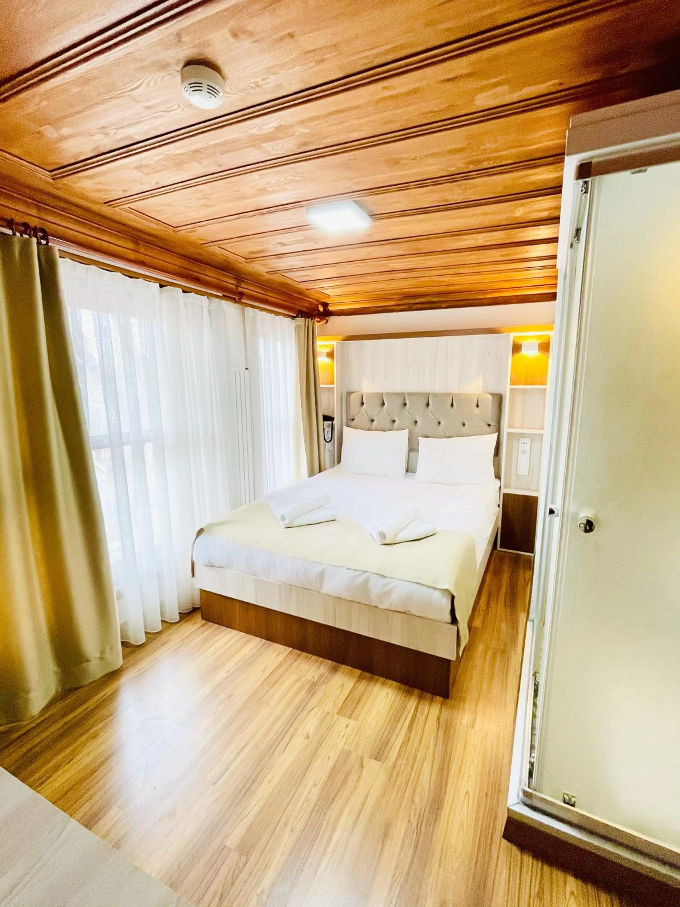 Bed in QONAQ HOTEL & SUITES