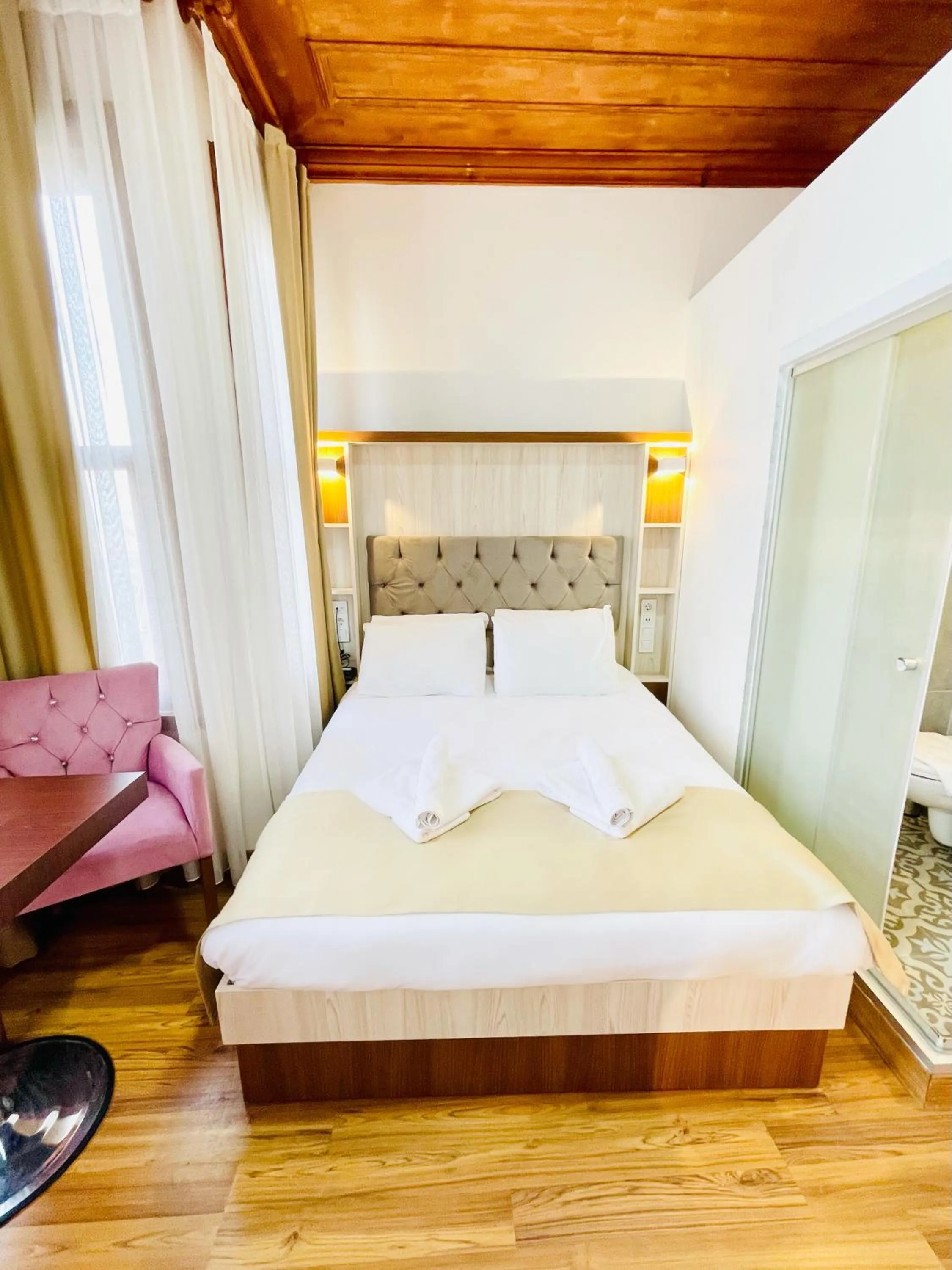 Bed in QONAQ HOTEL & SUITES