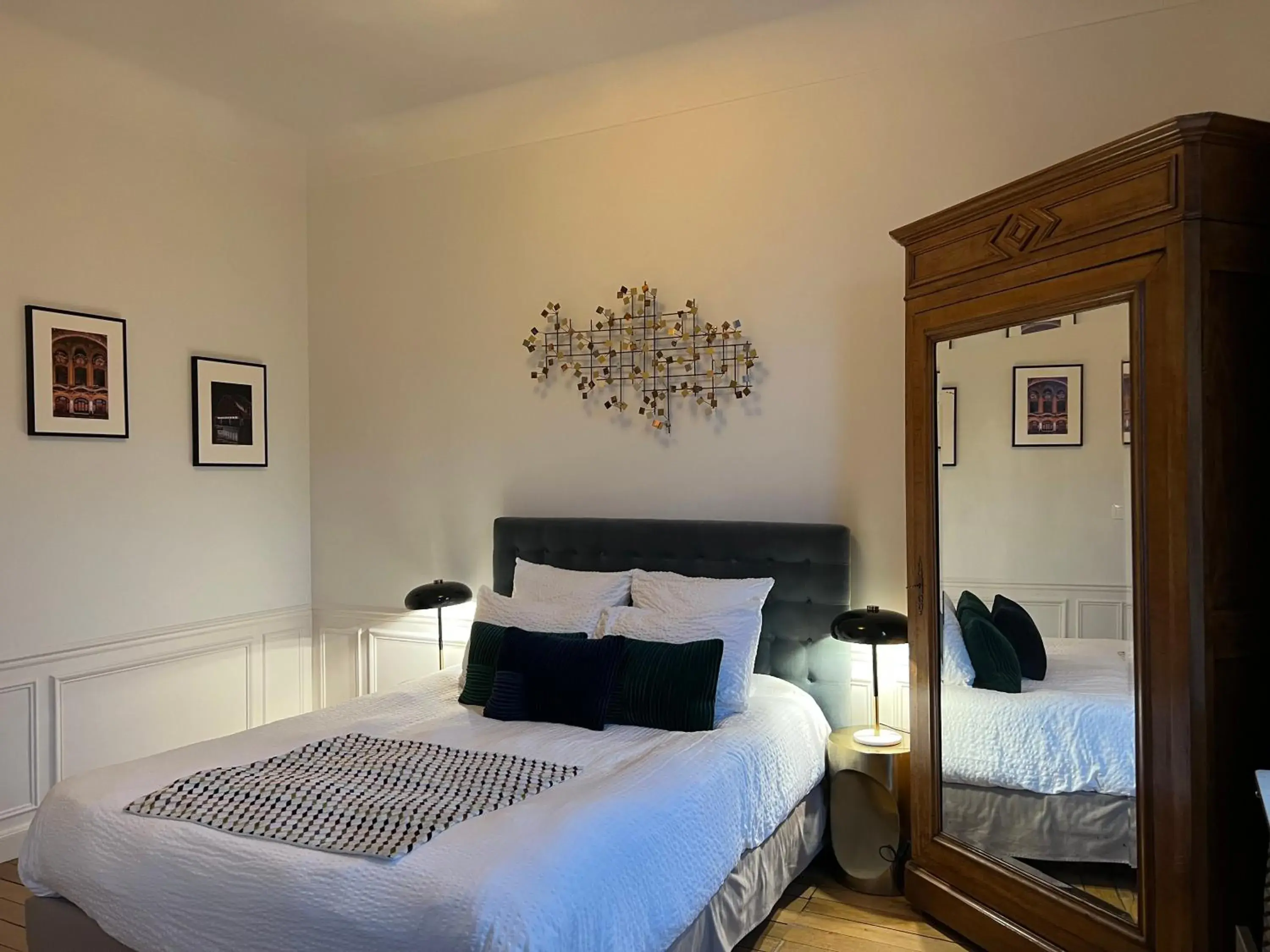 Deluxe Queen Room - single occupancy in La Demeure des Sacres - Cathédrale Deluxe Queen Room - single occupancy in La Demeure des Sacres - Cathédrale