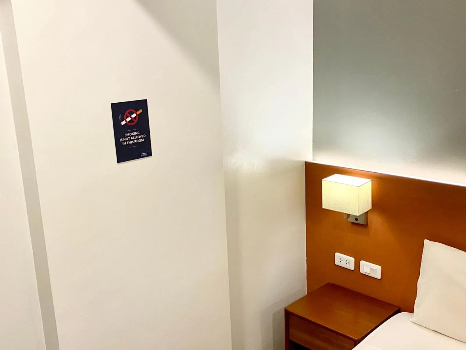 hair dresser, Bed in iHotel Uptown BGC