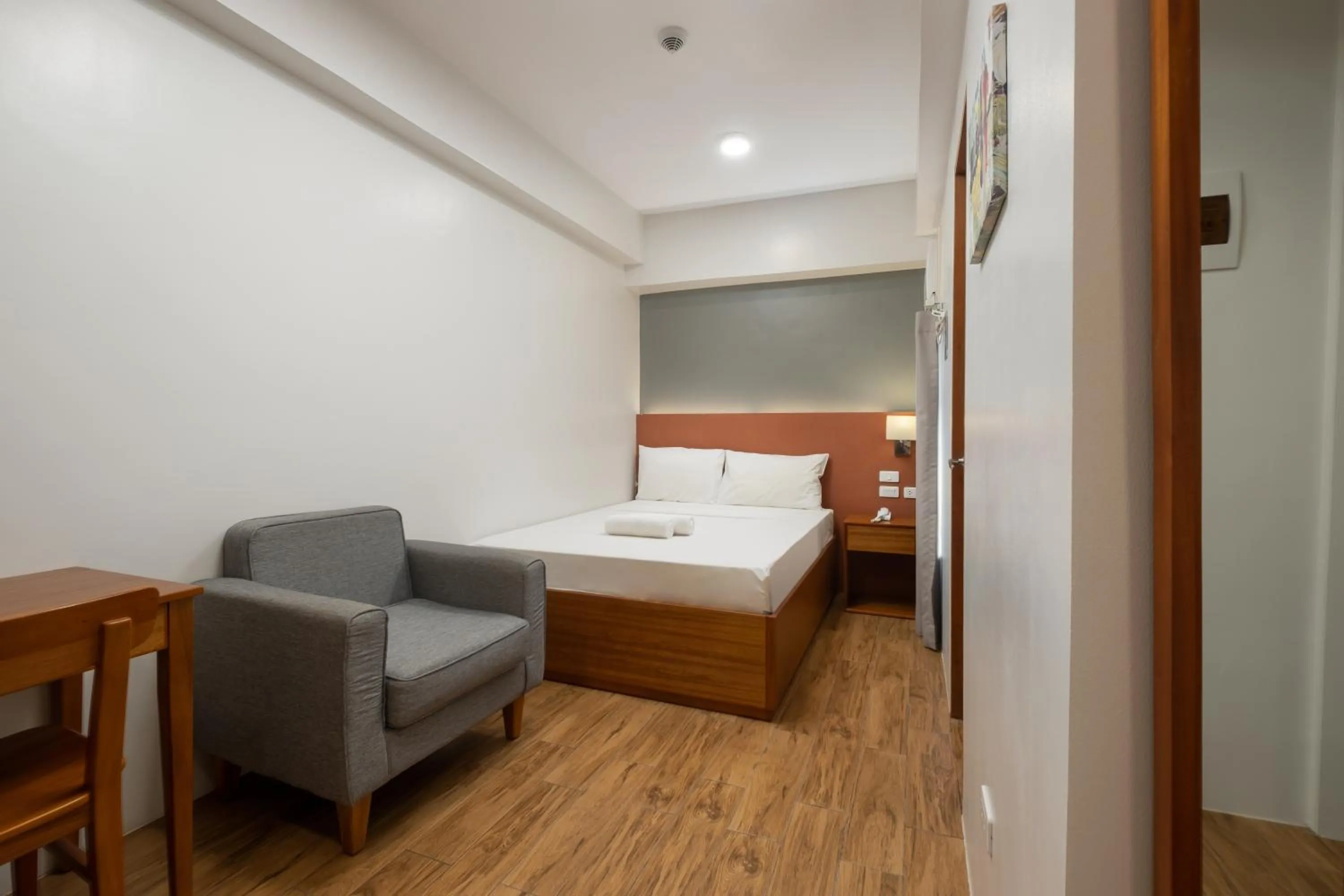 Photo of the whole room, Bed in iHotel Uptown BGC