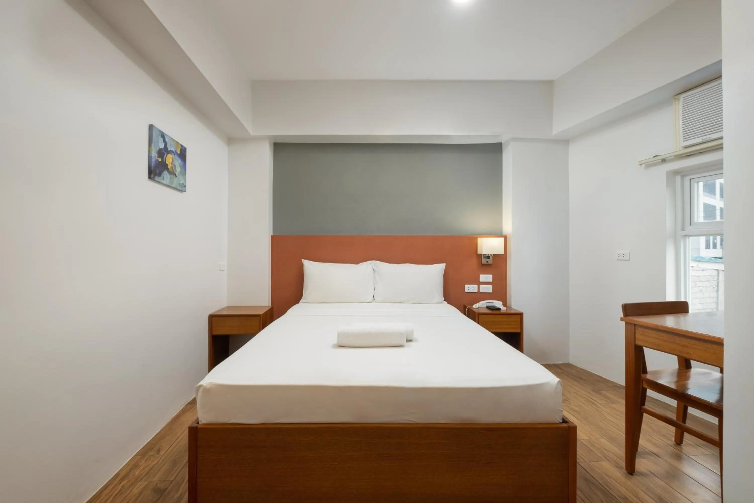 Bed in iHotel Uptown BGC