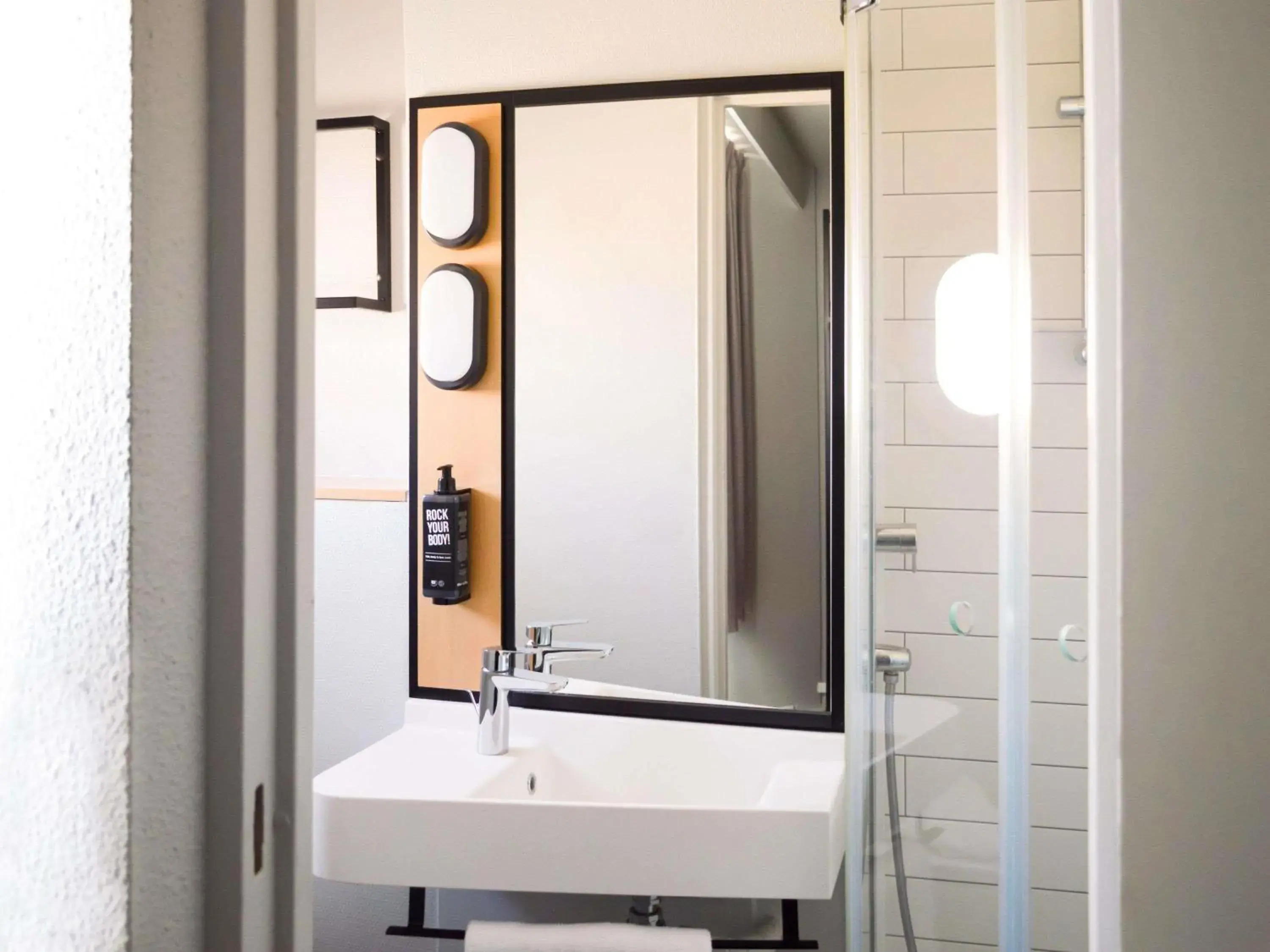 Bedroom in Ibis Paris Tour Eiffel Cambronne 15ème Bedroom in Ibis Paris Tour Eiffel Cambronne 15ème