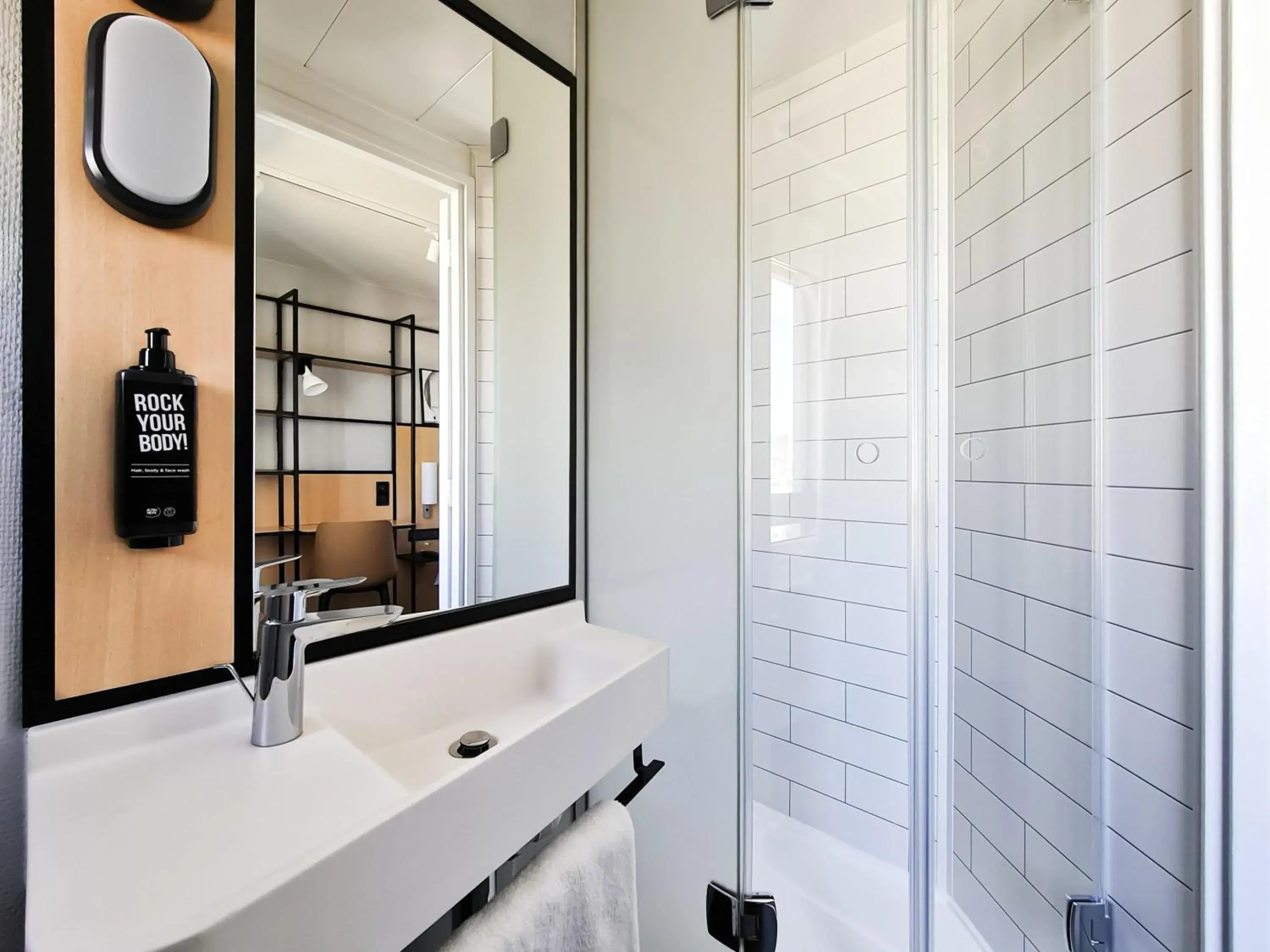 Bedroom in Ibis Paris Tour Eiffel Cambronne 15ème Bedroom in Ibis Paris Tour Eiffel Cambronne 15ème