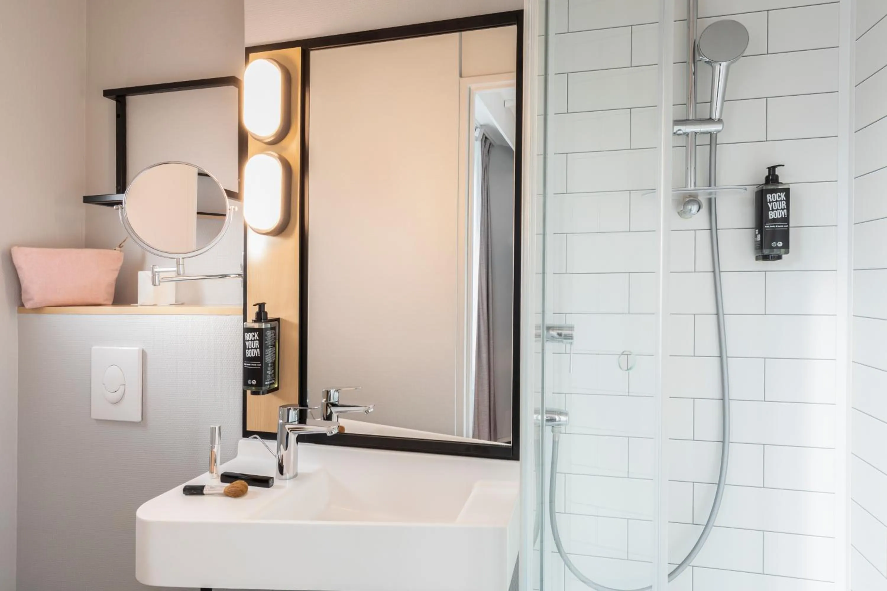 Bathroom in Ibis Paris Tour Eiffel Cambronne 15ème