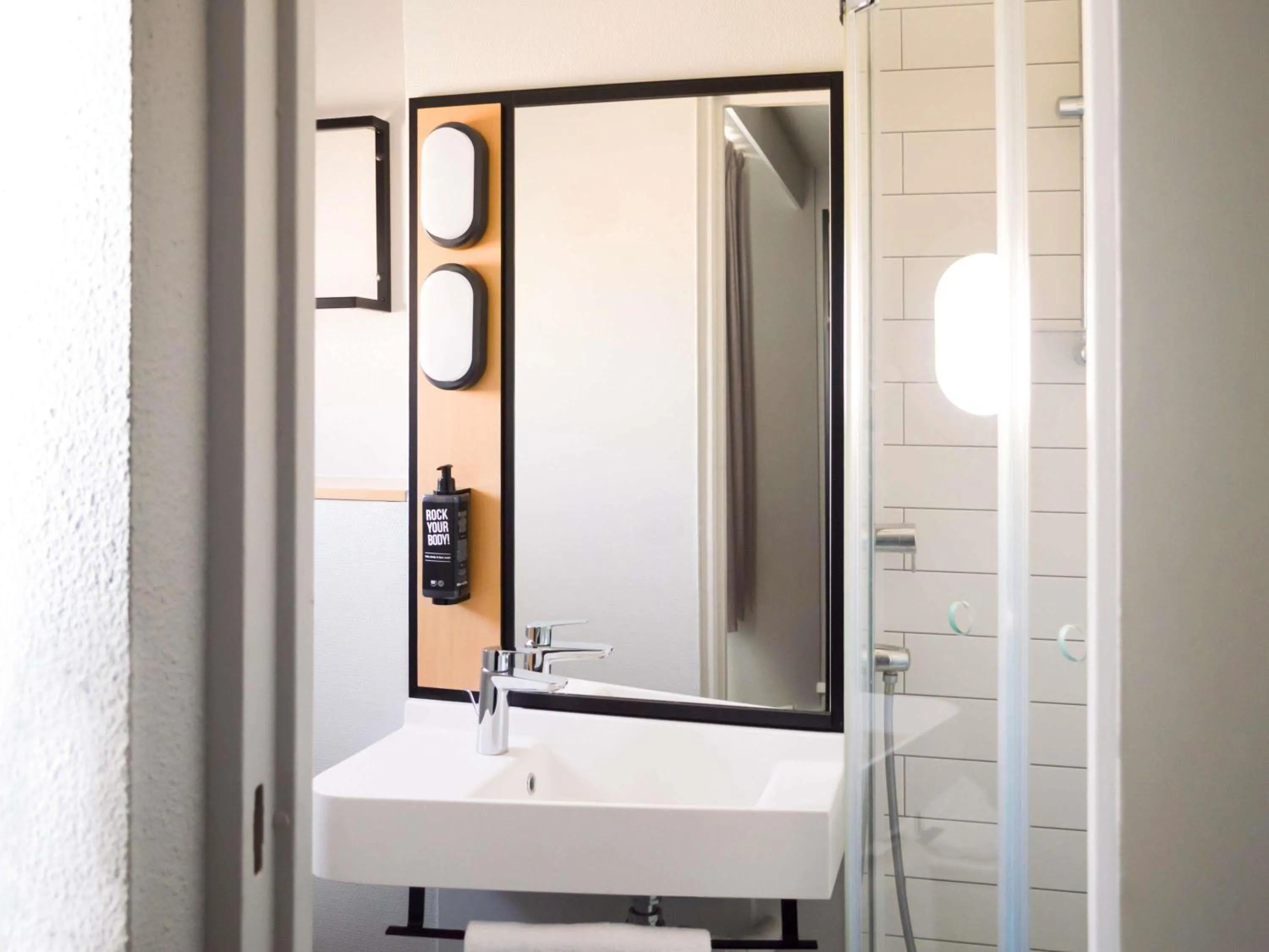 Bedroom in Ibis Paris Tour Eiffel Cambronne 15ème