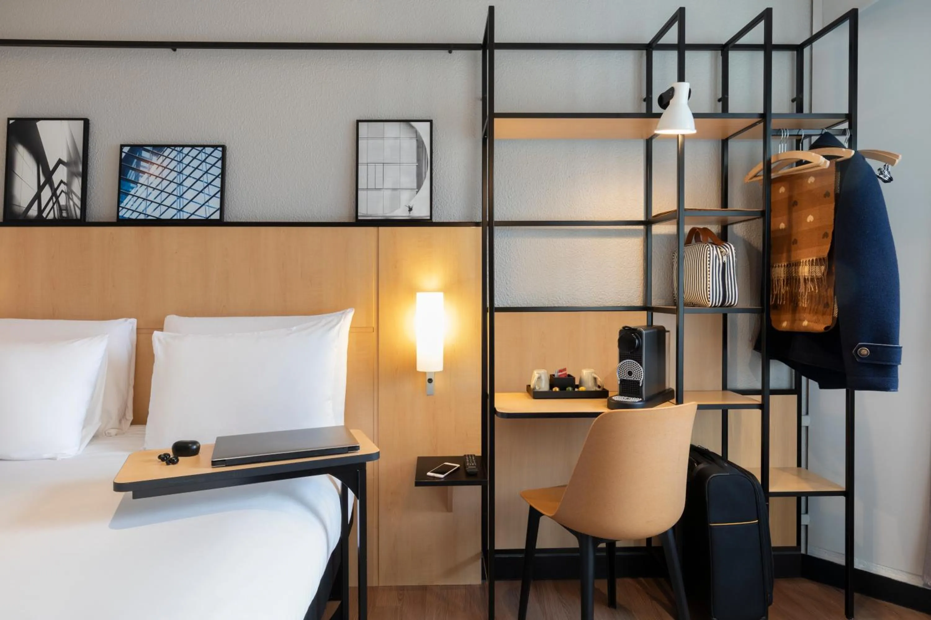 Coffee/tea facilities, Bed in Ibis Paris Tour Eiffel Cambronne 15ème