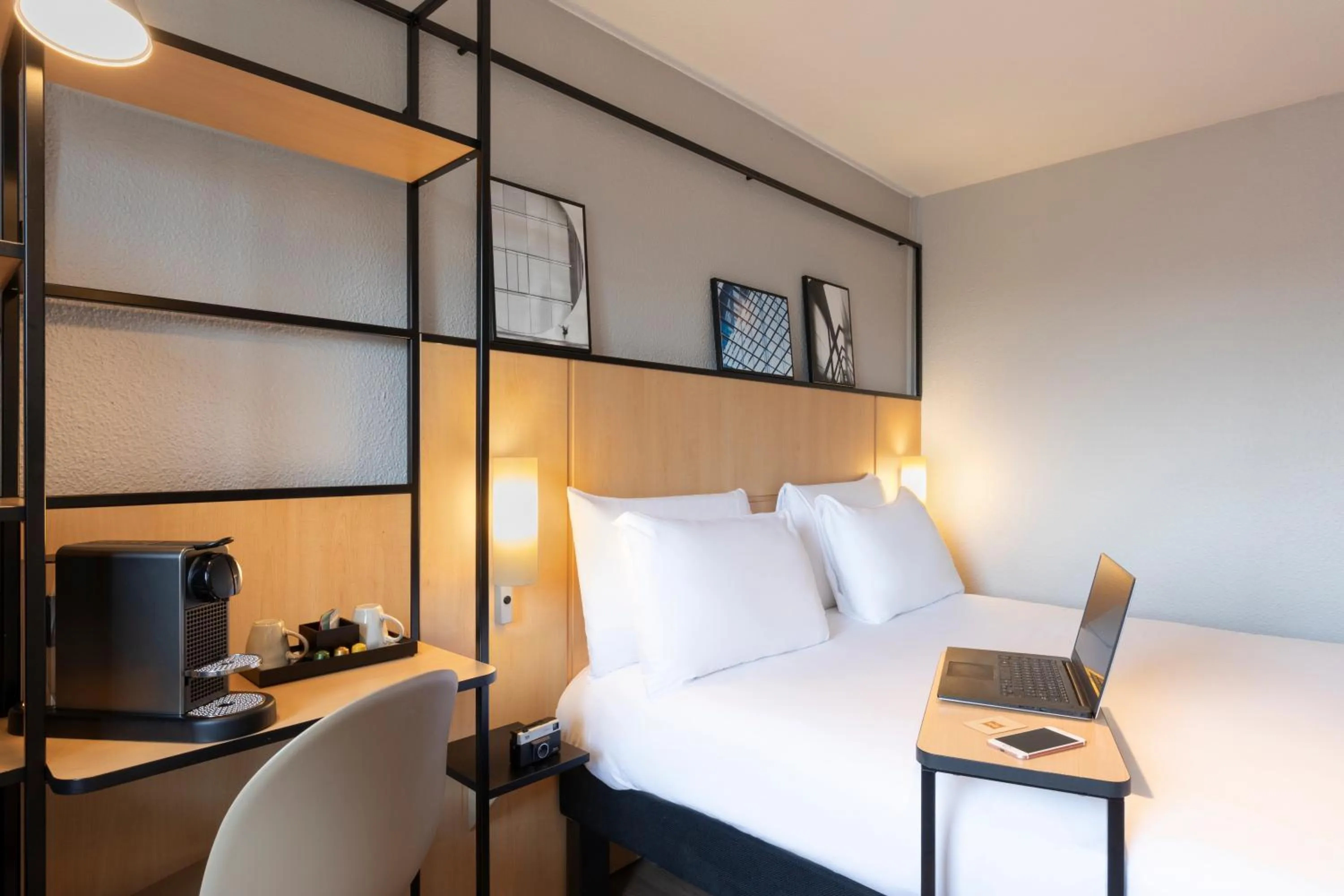 Coffee/tea facilities, Bed in Ibis Paris Tour Eiffel Cambronne 15ème