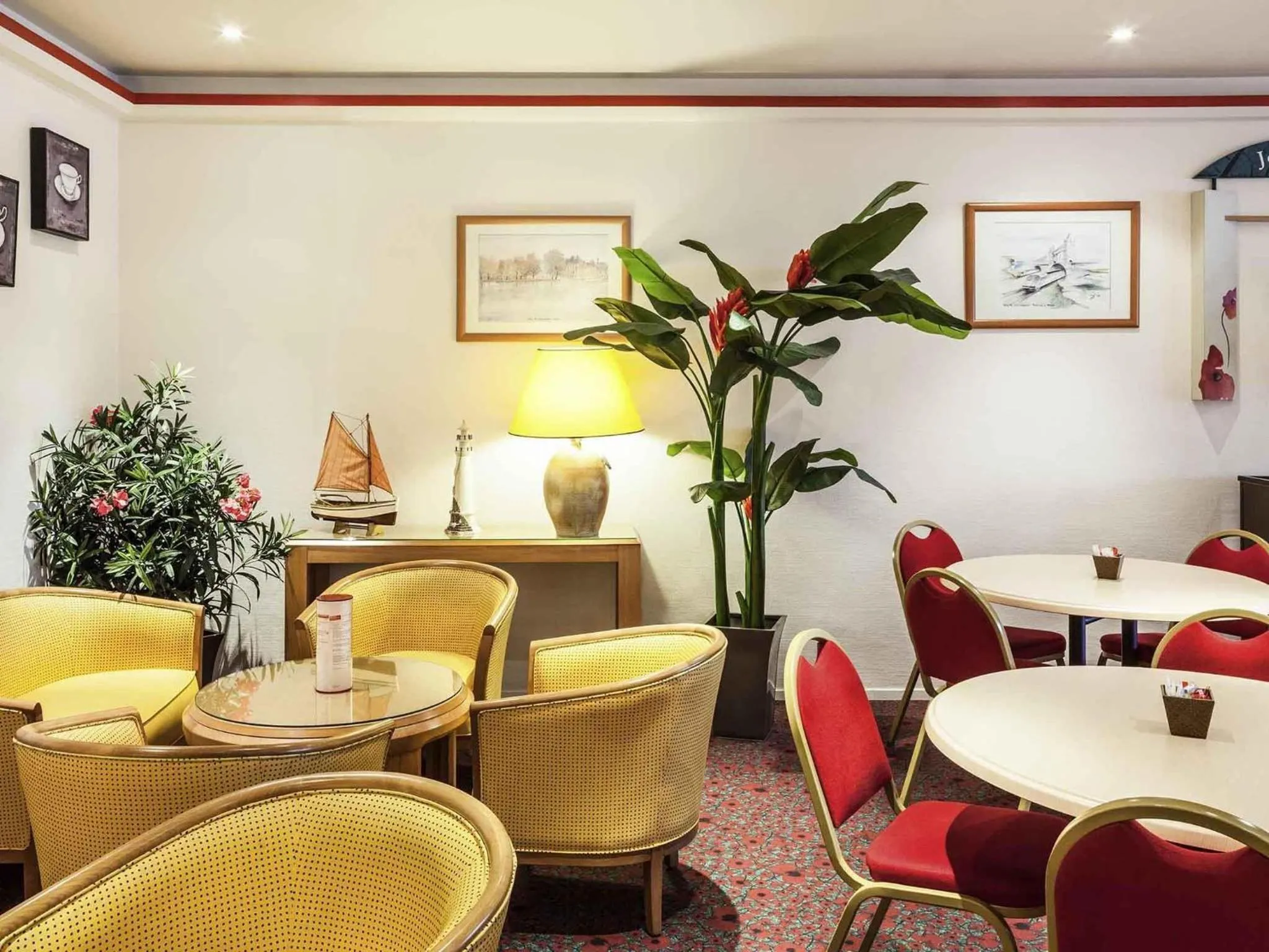 Lounge or bar in ibis Châtellerault