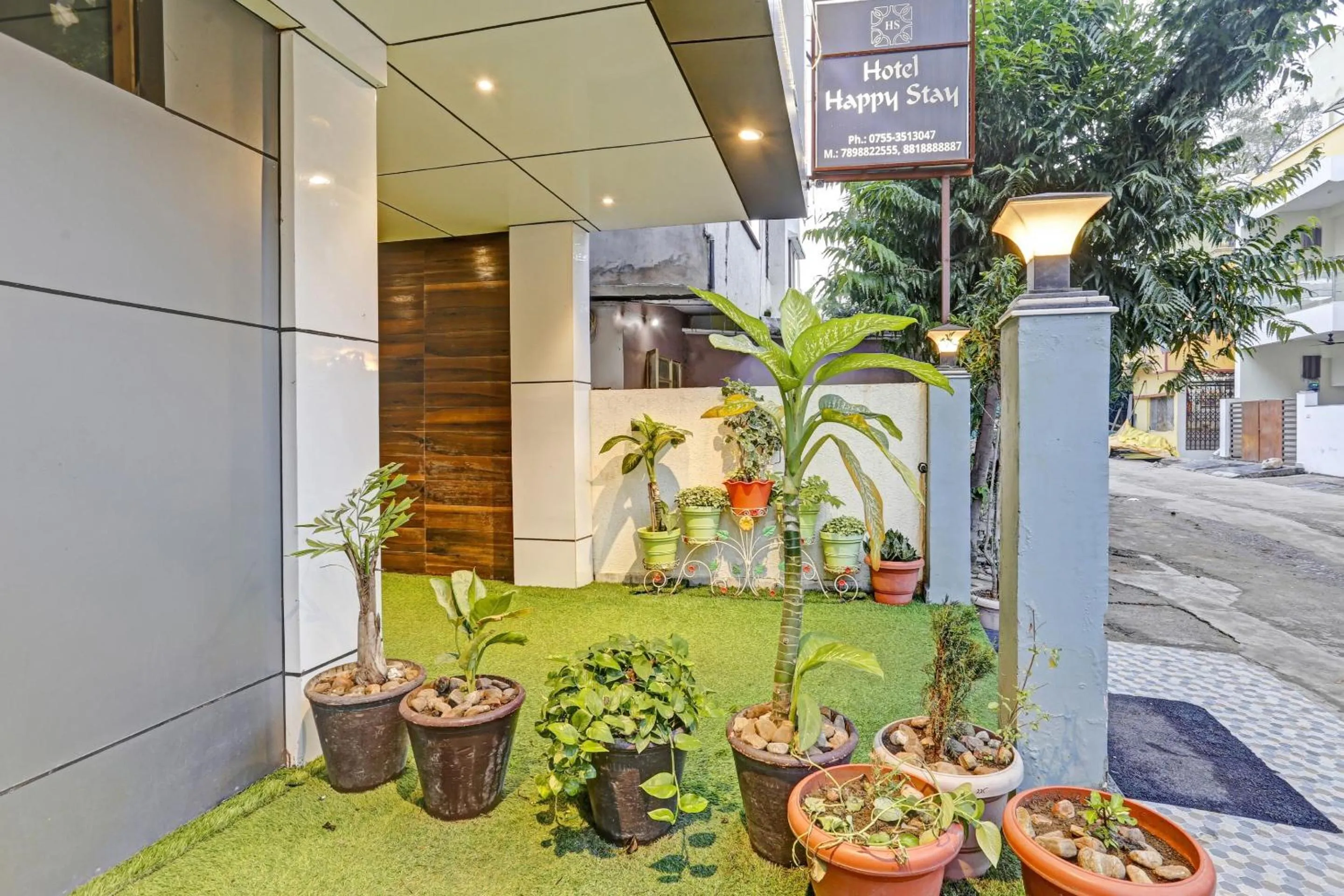 Facade/entrance in Hotel O Happy Stay