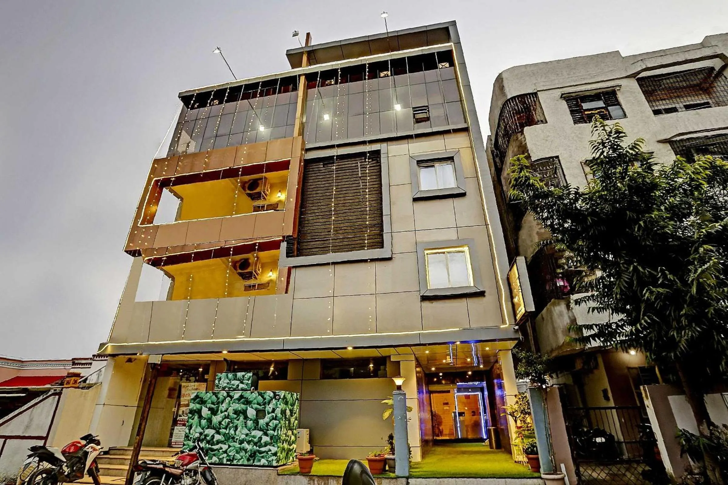 Facade/entrance in Hotel O Happy Stay