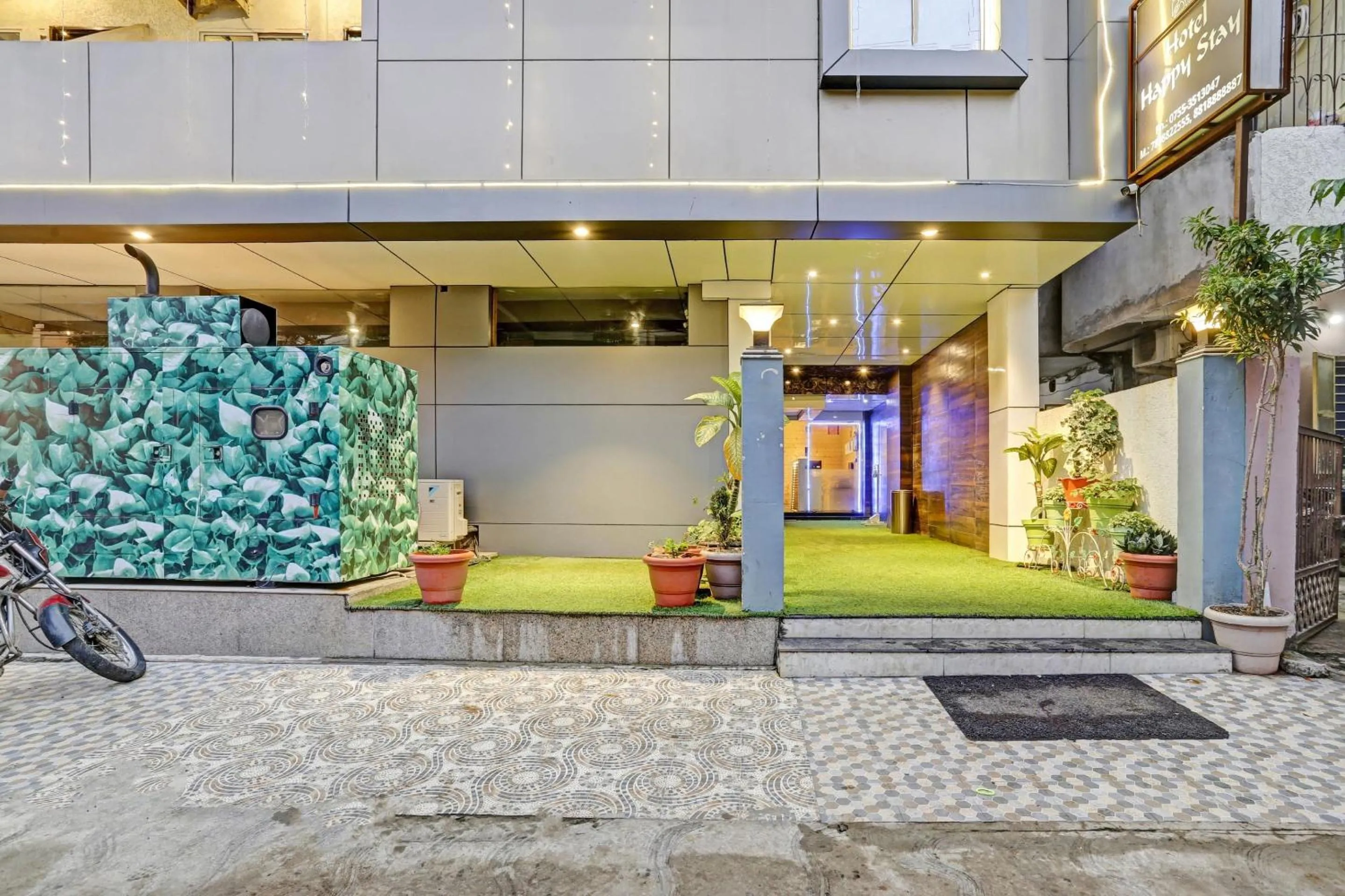 Facade/entrance in Hotel O Happy Stay