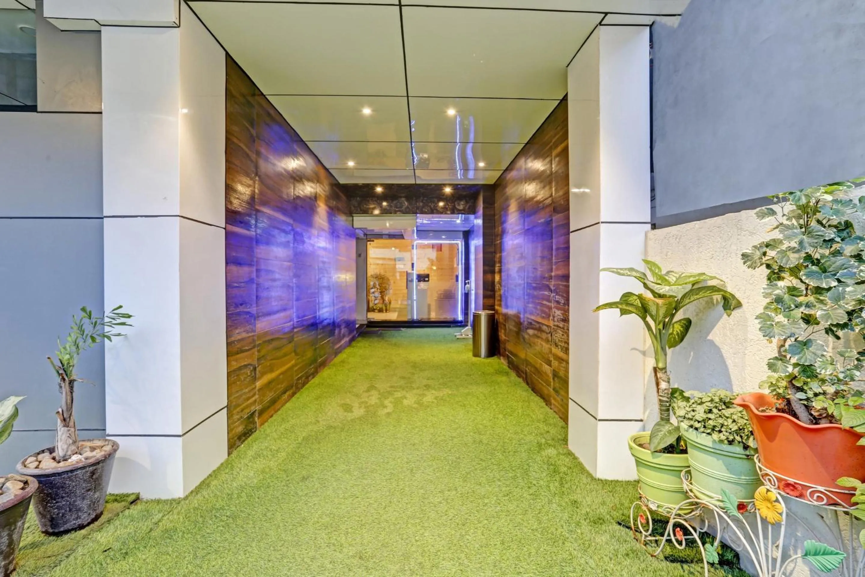 Facade/entrance in Hotel O Happy Stay