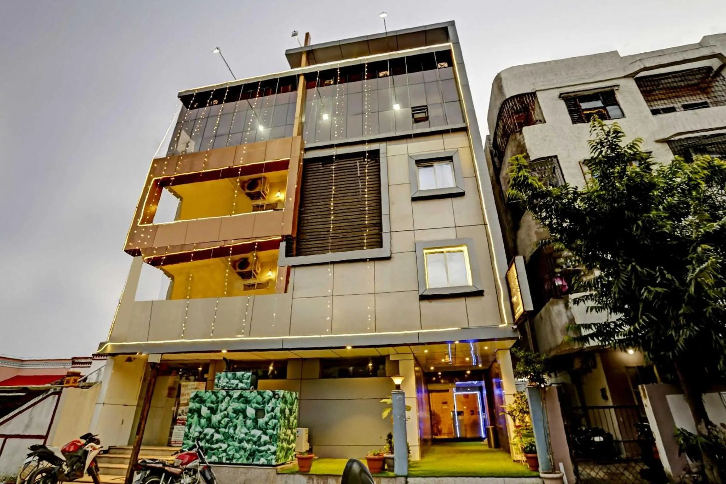 Facade/entrance in Hotel O Happy Stay