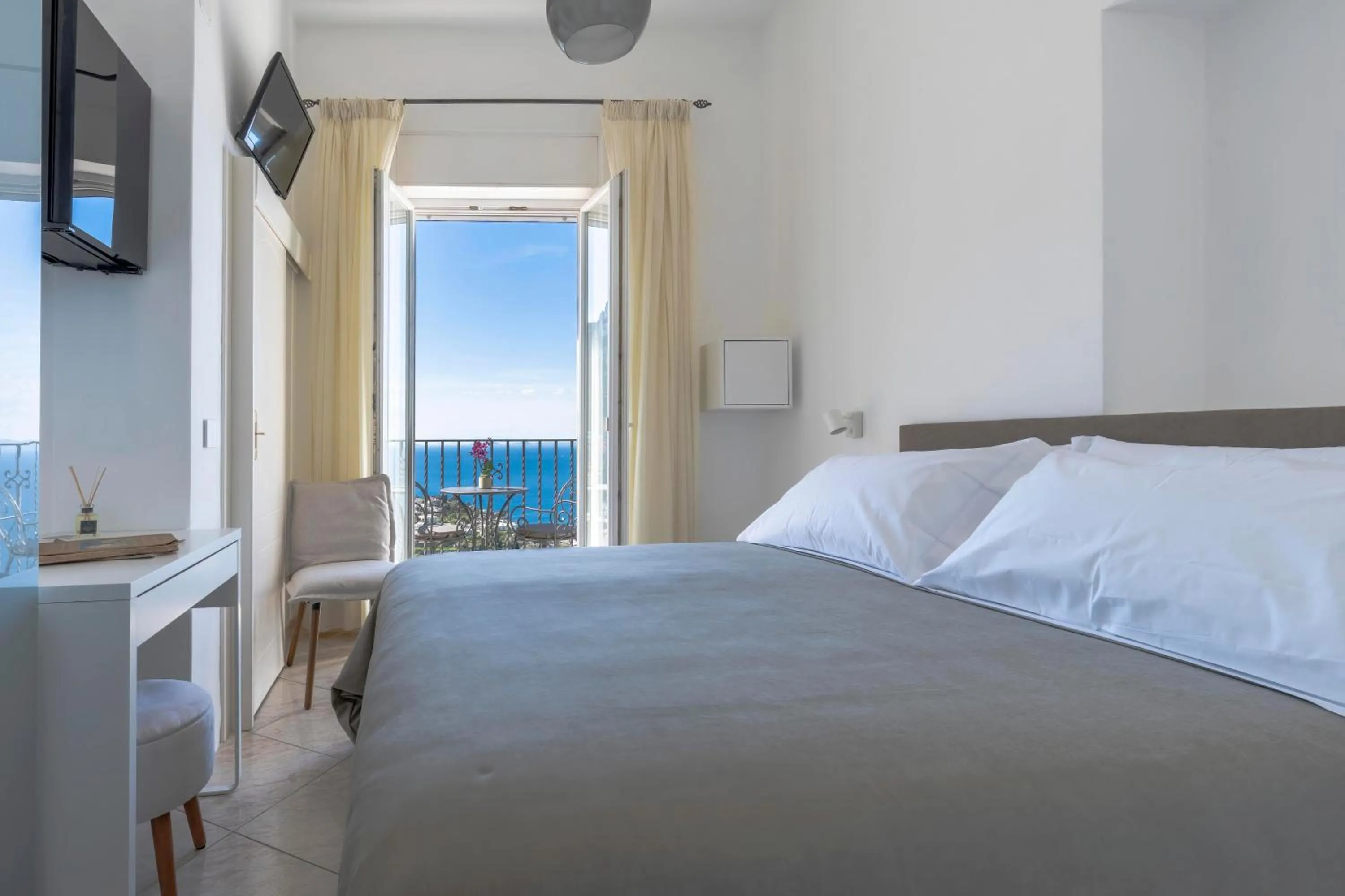 Bed in Albergo La Prora