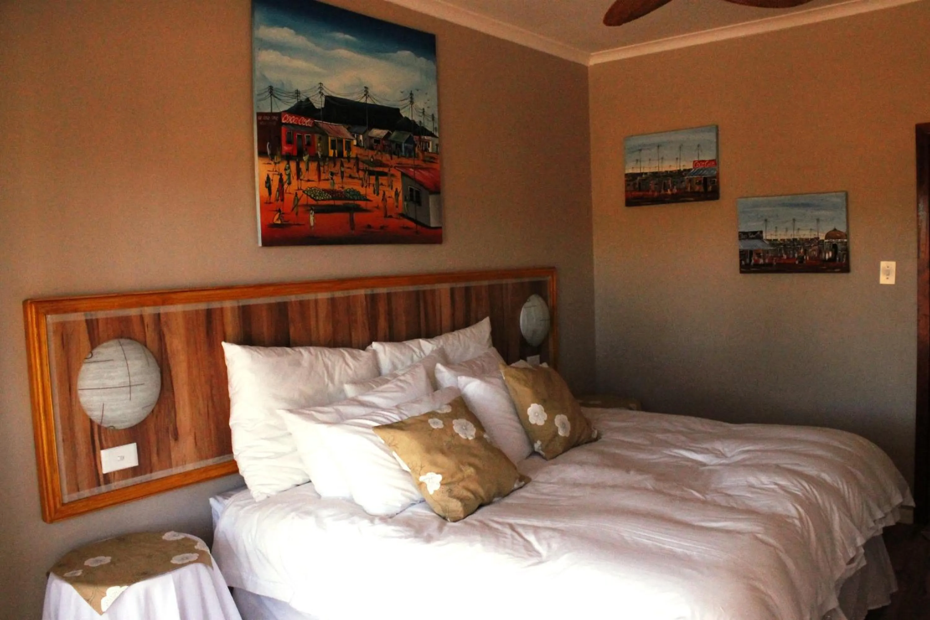 Bed in Flintstones Guest House Cape Town