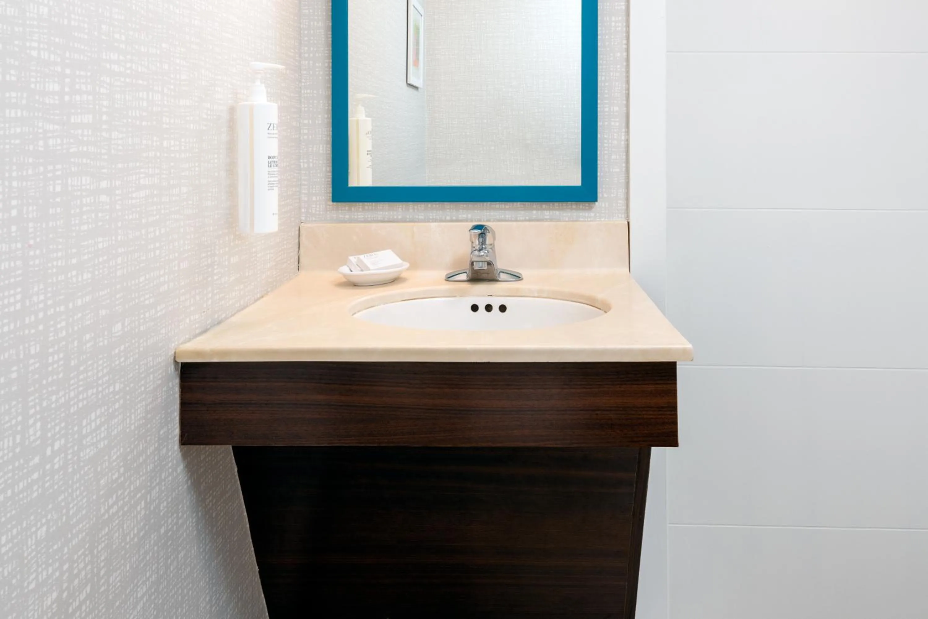 Bathroom in Hampton Inn Hartford Airport