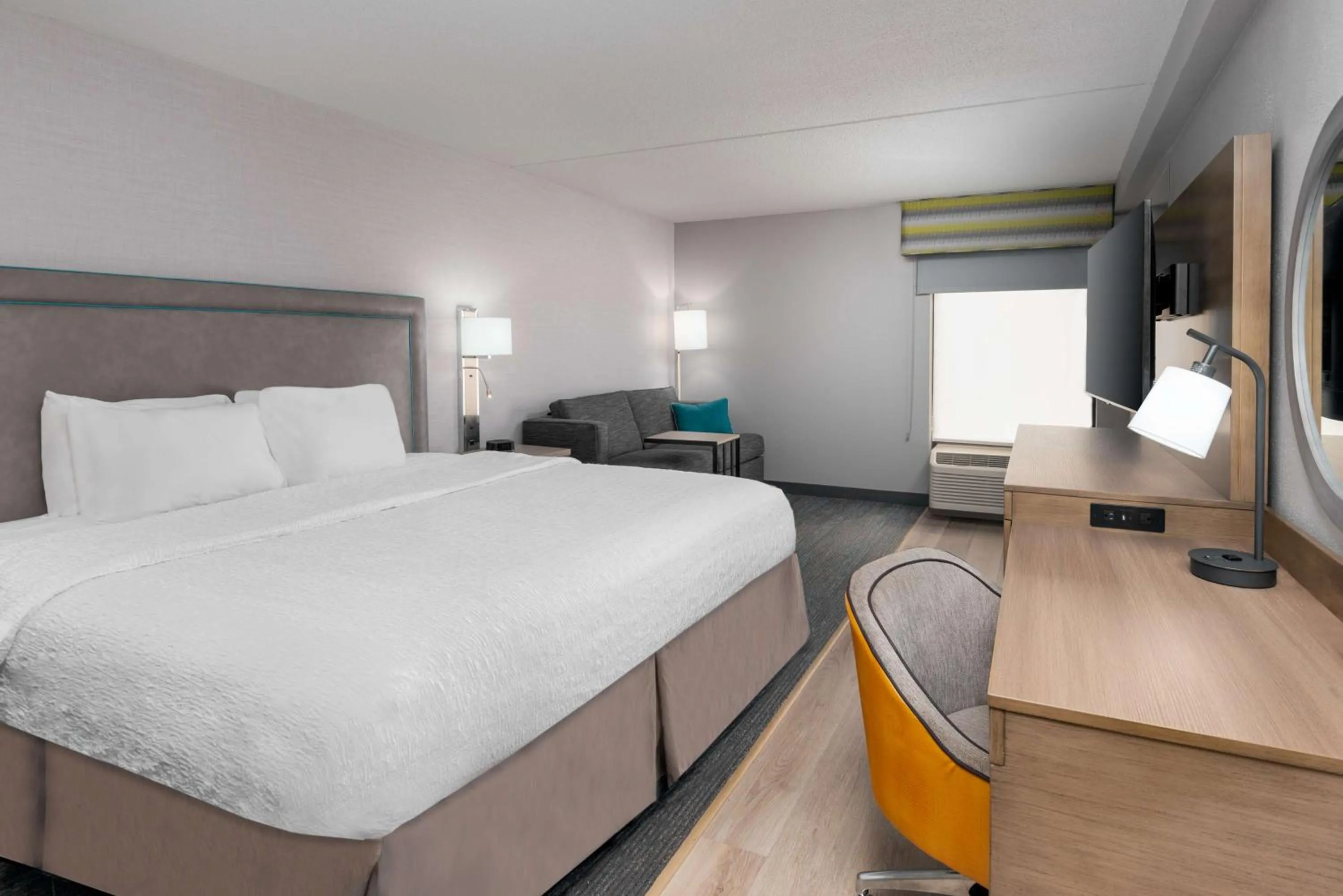 Bed in Hampton Inn Hartford Airport