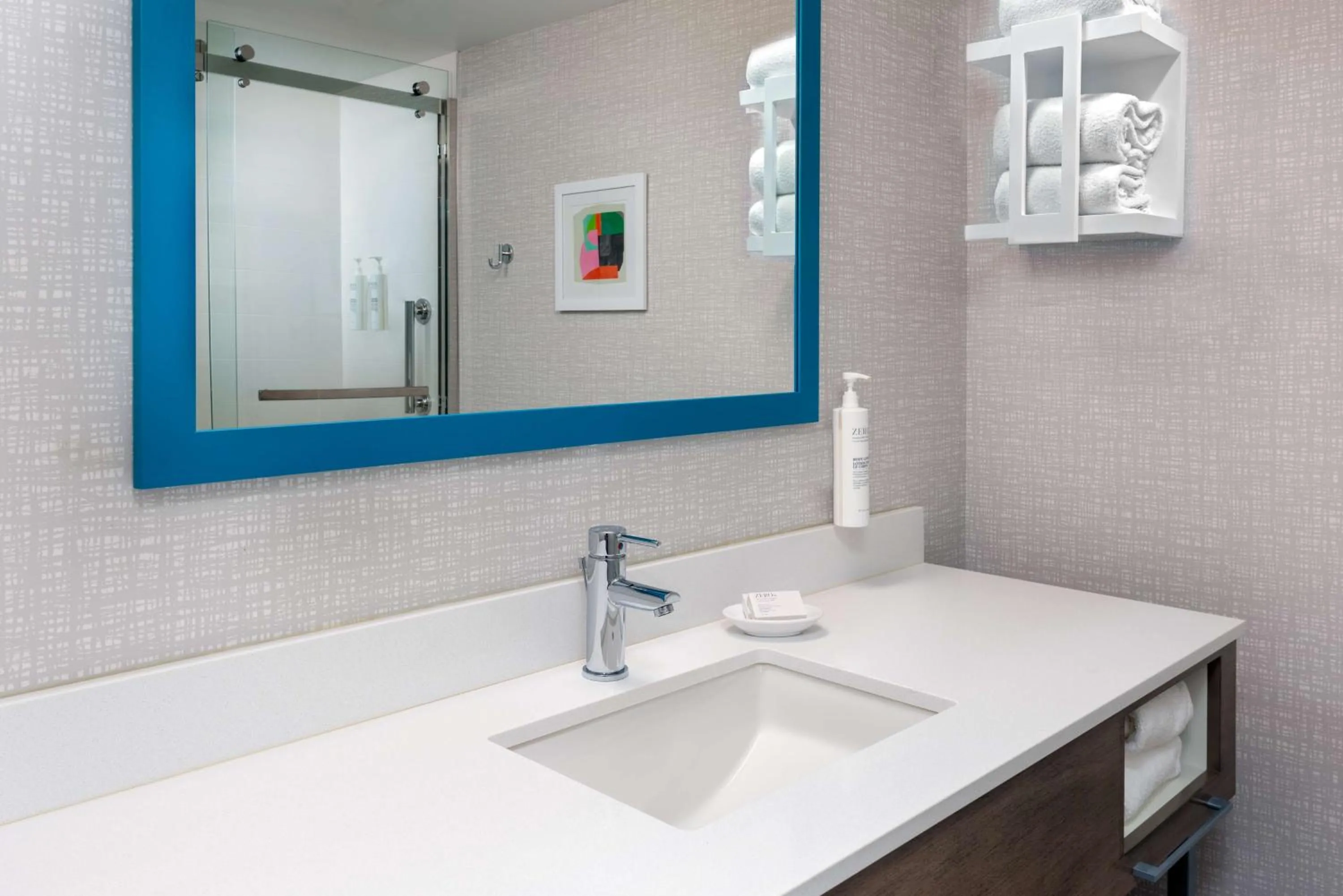 Bathroom in Hampton Inn Hartford Airport