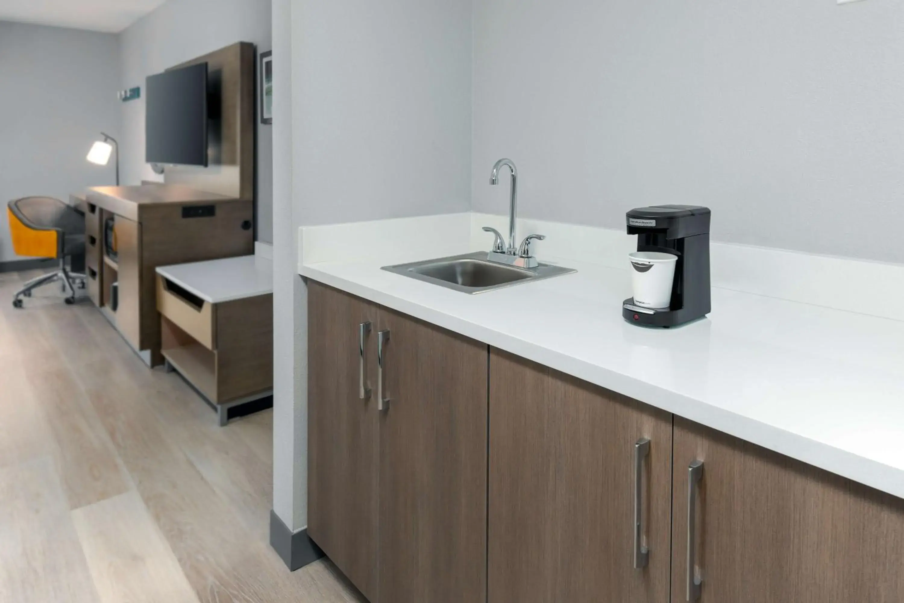 Photo of the whole room in Hampton Inn Hartford Airport Photo of the whole room in Hampton Inn Hartford Airport