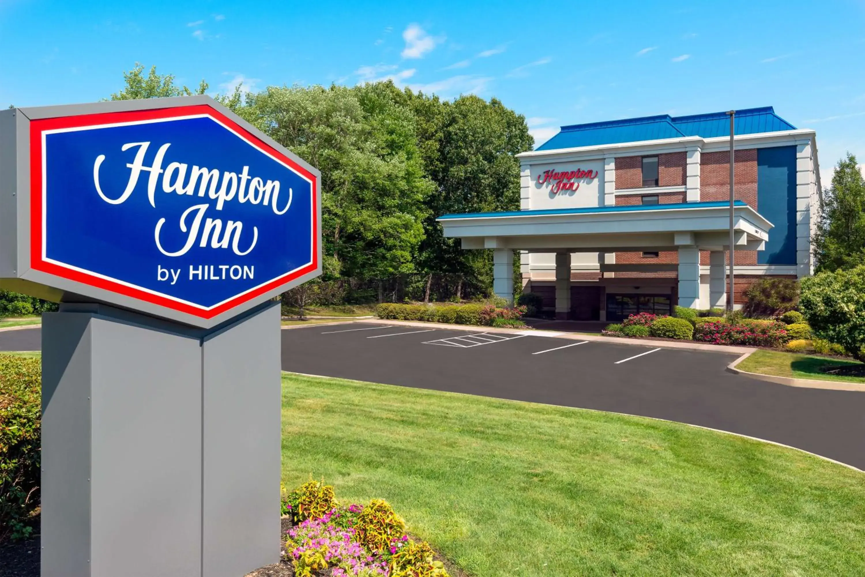 Property building in Hampton Inn Hartford Airport Property building in Hampton Inn Hartford Airport