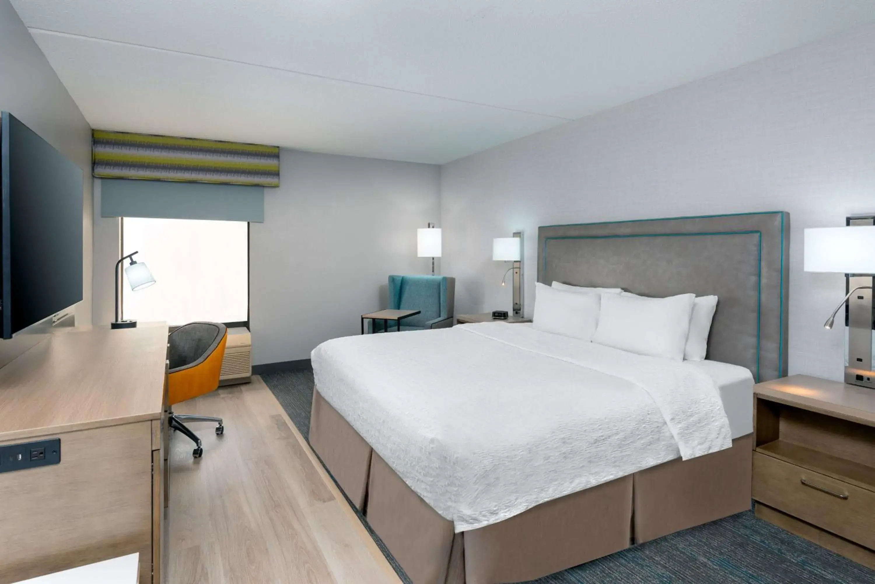 King Room with Accessible Tub - Mobility and Hearing Access/Non-Smoking in Hampton Inn Hartford Airport King Room with Accessible Tub - Mobility and Hearing Access/Non-Smoking in Hampton Inn Hartford Airport