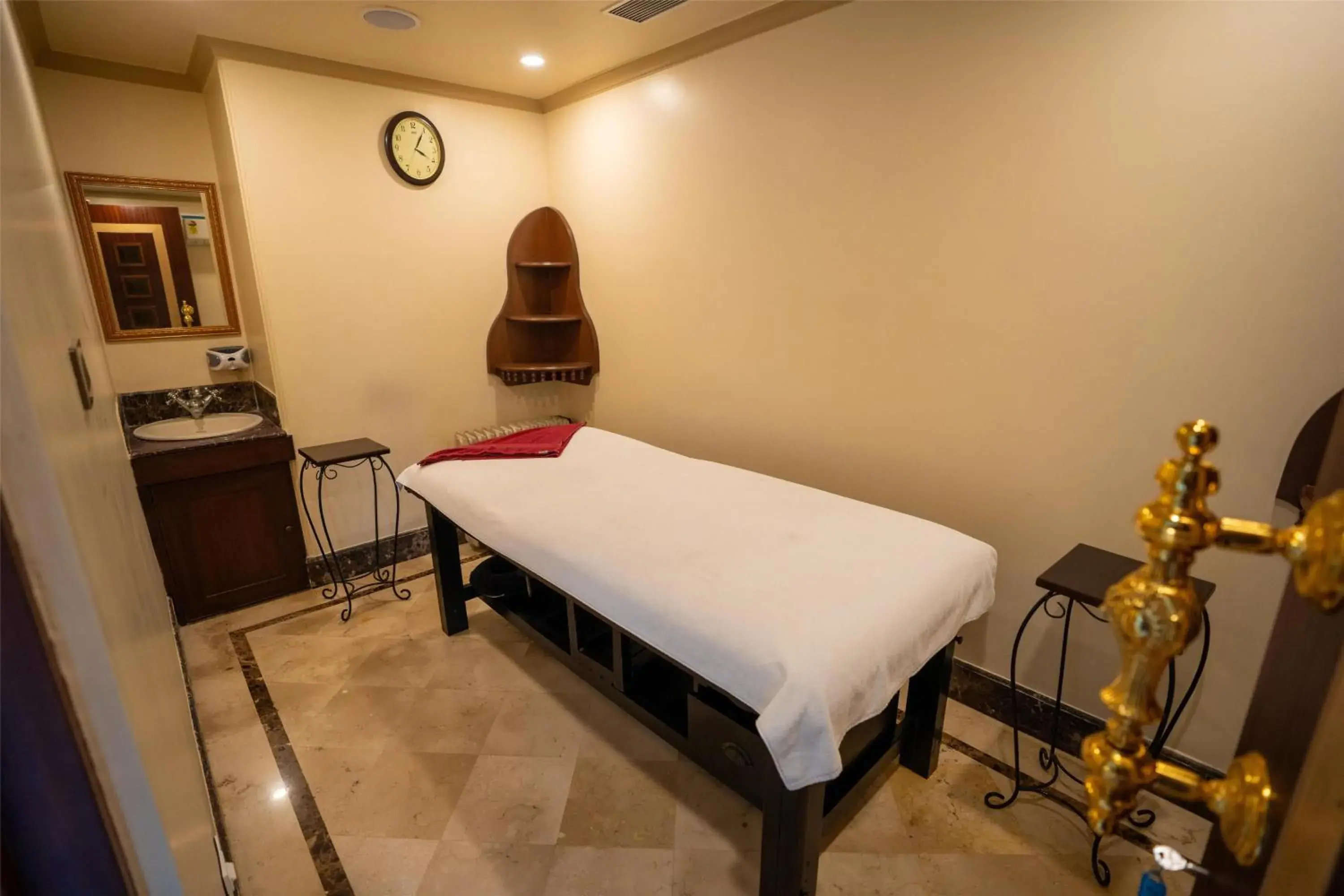Spa and wellness centre/facilities, Bed in Radisson Hotel Jalandhar Spa and wellness centre/facilities, Bed in Radisson Hotel Jalandhar