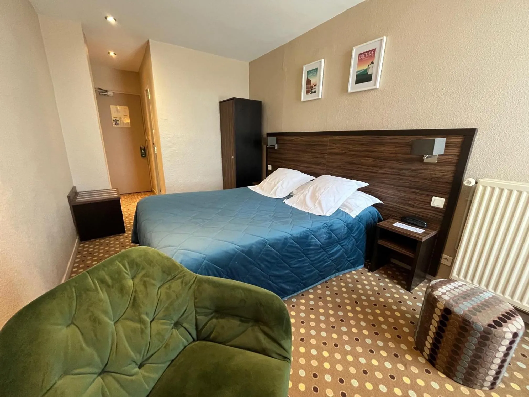 Bed in LOGIS Hôtel & Restaurant - Les Arcades