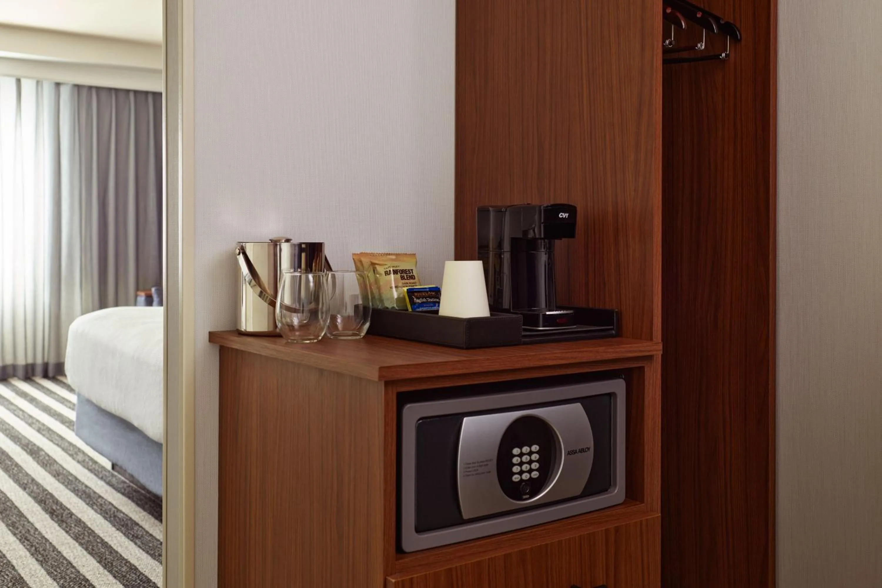 Photo of the whole room, Bed in Courtyard Culver City Los Angeles