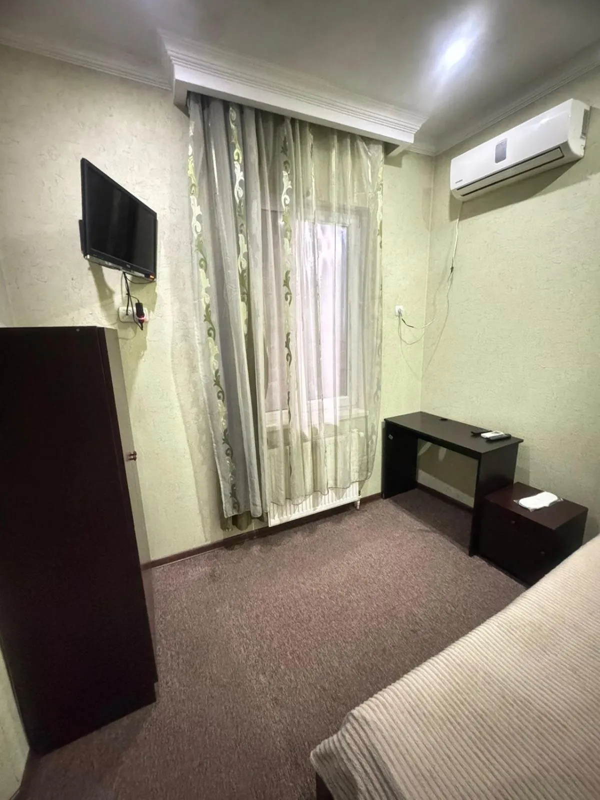 Guests, Bed in Hotel Shalimar