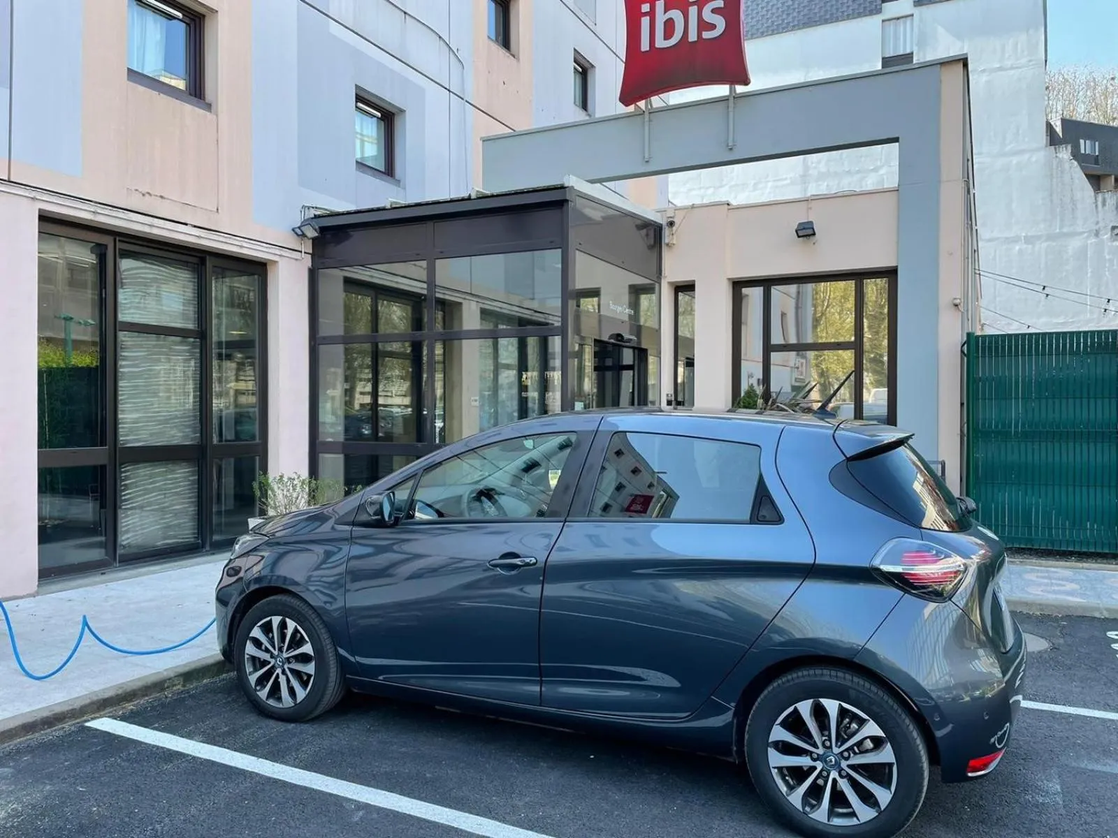 Parking in Ibis Bourges Centre, Hôtel Restaurant