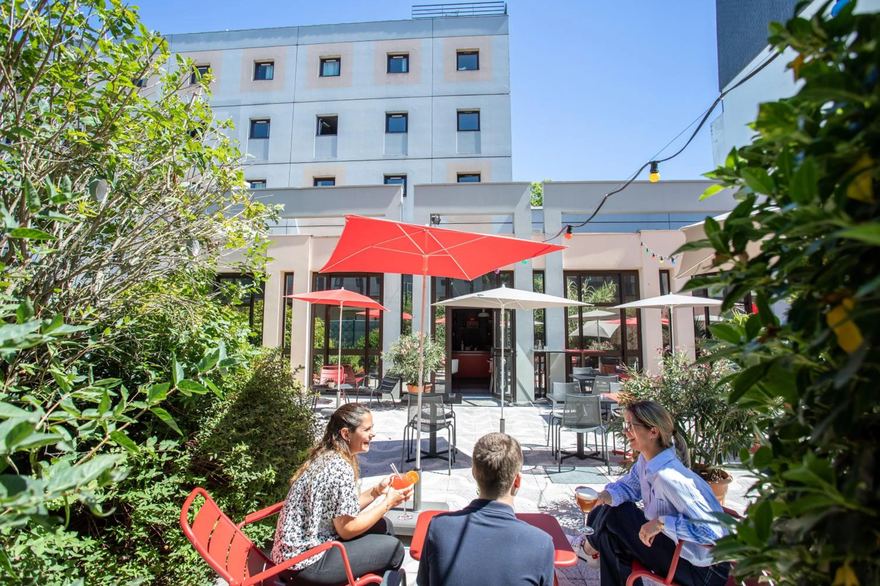 Patio in Ibis Bourges Centre, Hôtel Restaurant