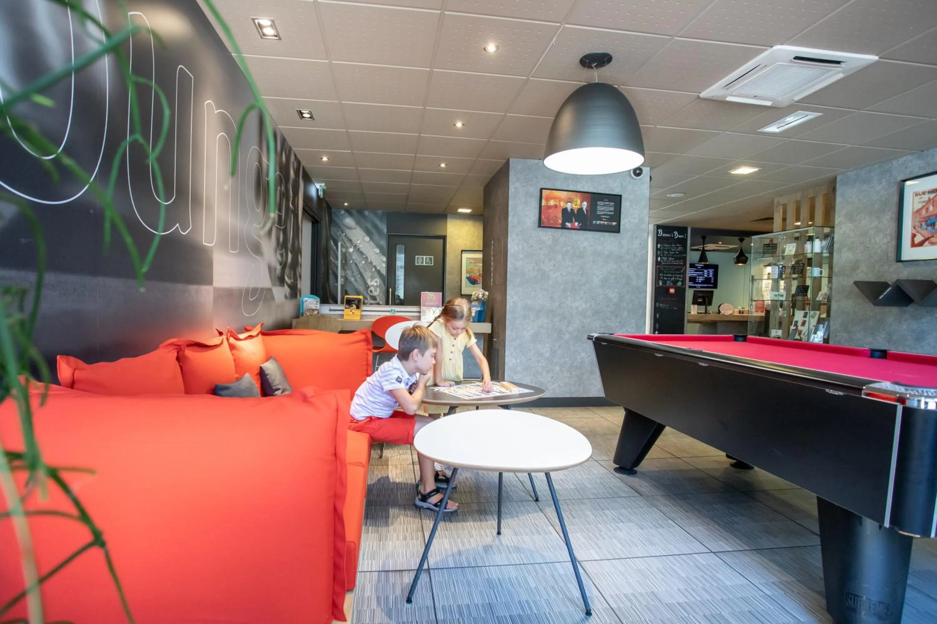 Living room in Ibis Bourges Centre, Hôtel Restaurant