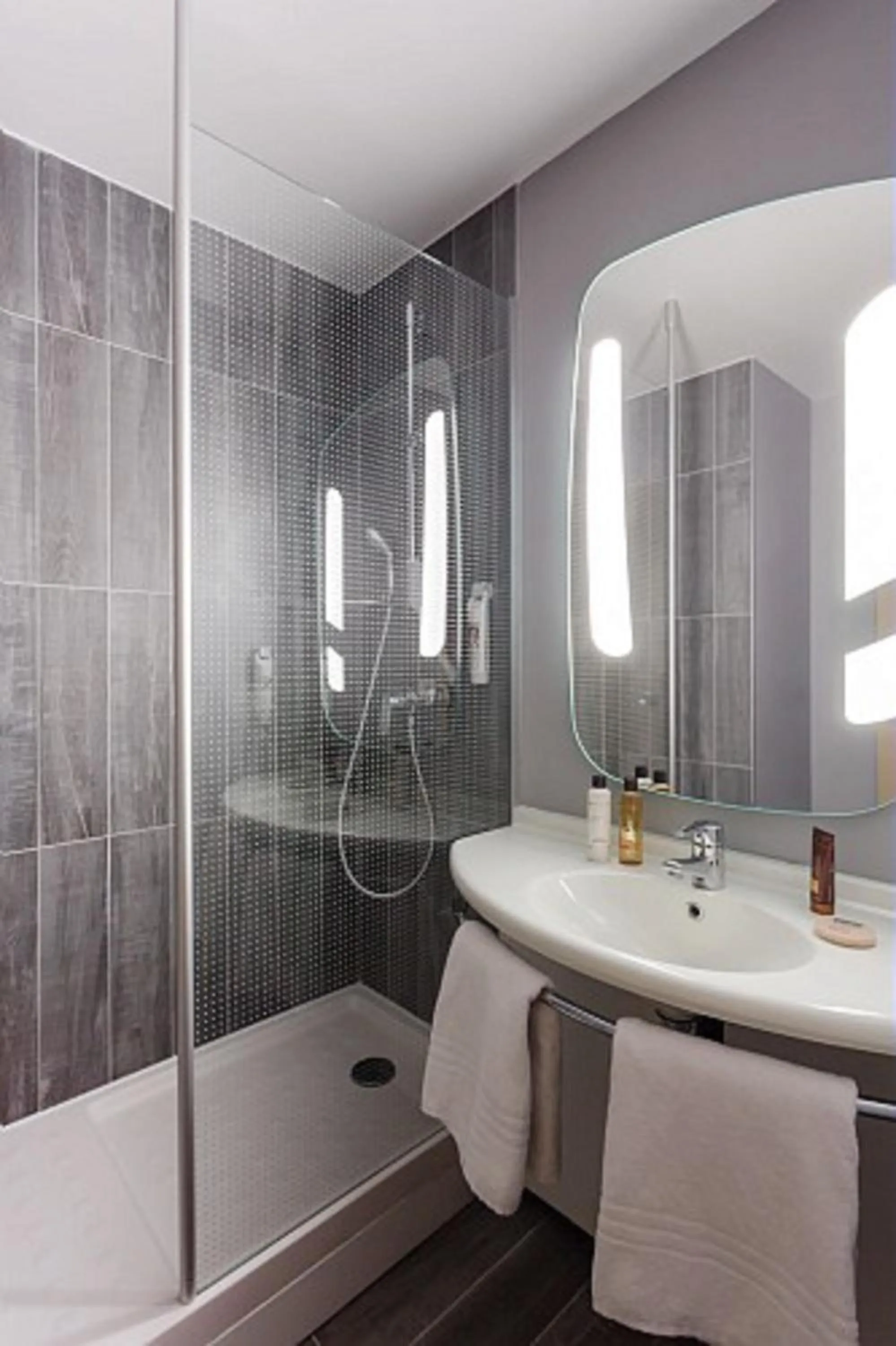 Bathroom in Ibis Bourges Centre, Hôtel Restaurant