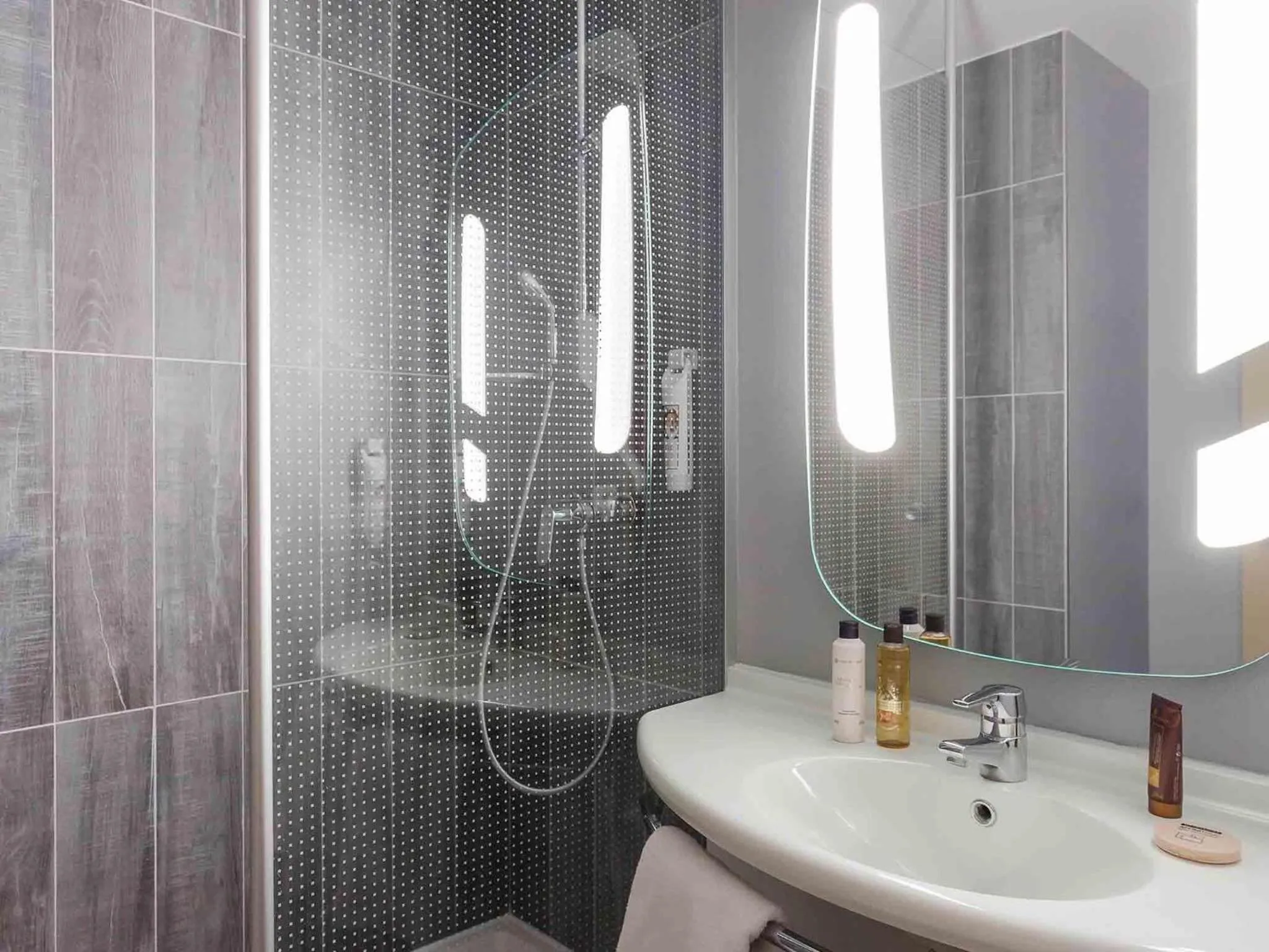 Bedroom in Ibis Bourges Centre, Hôtel Restaurant