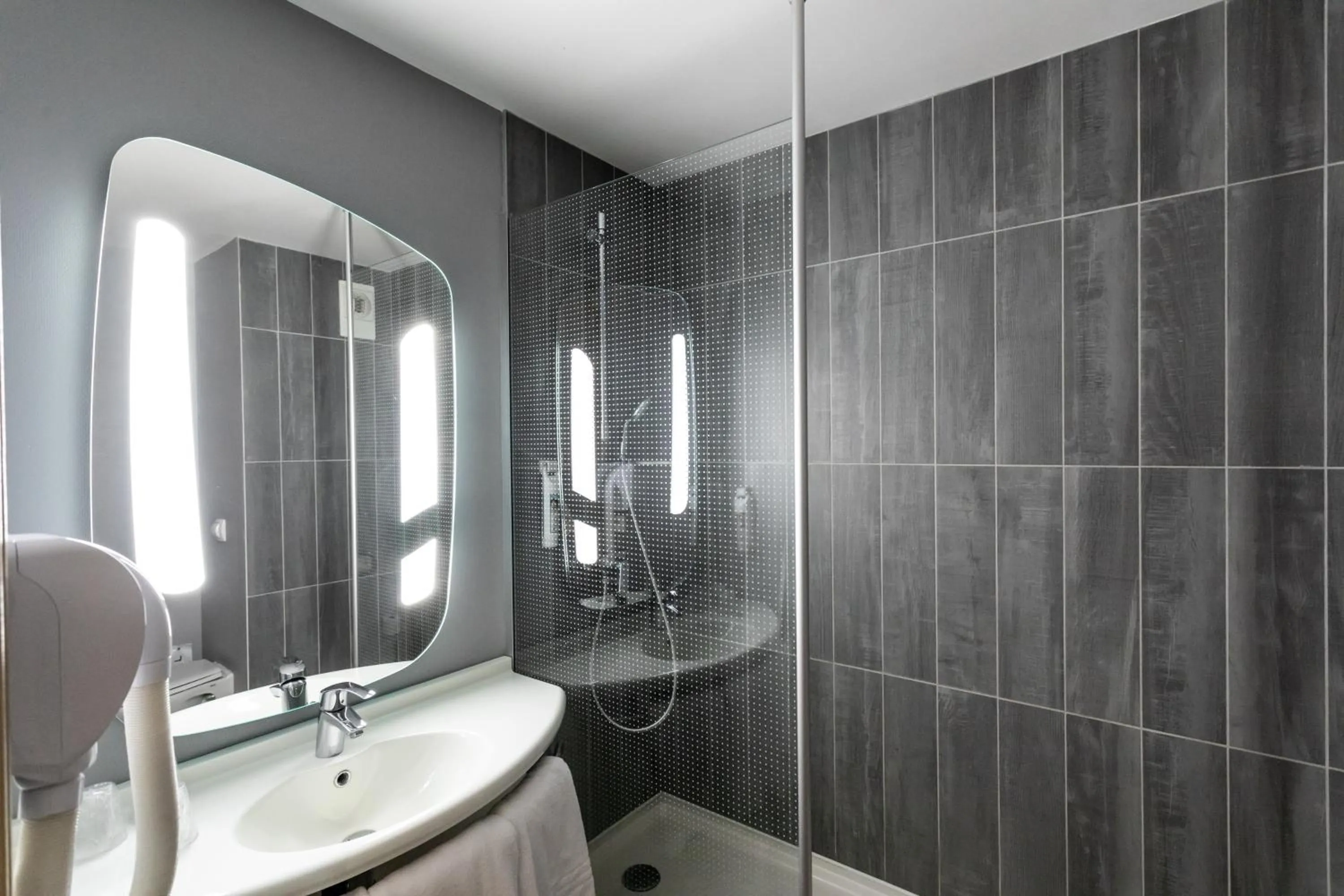 Bathroom in Ibis Bourges Centre, Hôtel Restaurant